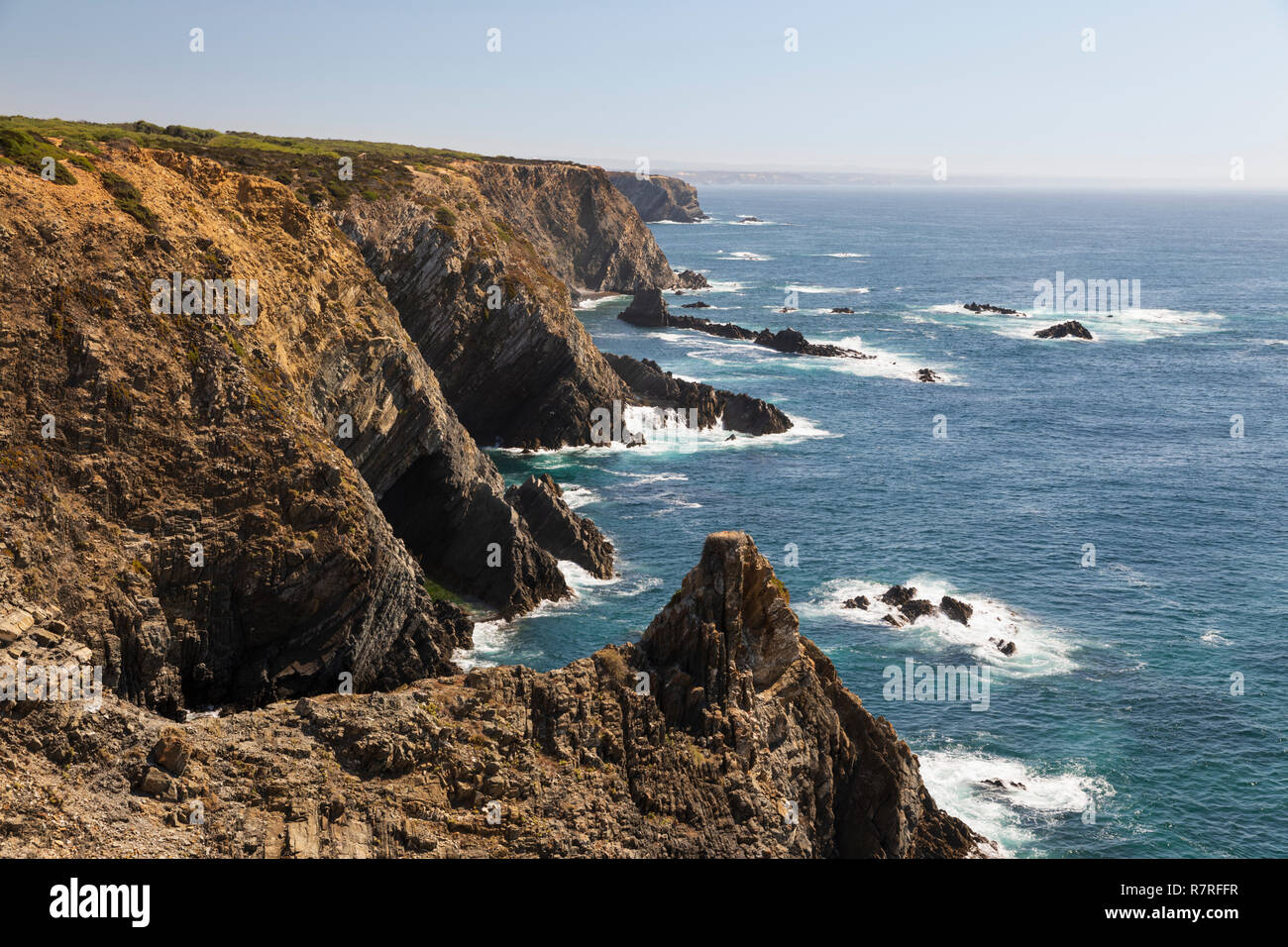 Blick nach Süden entlang der zerklüfteten Atlantikküste bei Cabo Sardao, Cavaleiro, in der Nähe von Vila Nova de Milfontes, Alentejo, Portugal, Europa Stockfoto