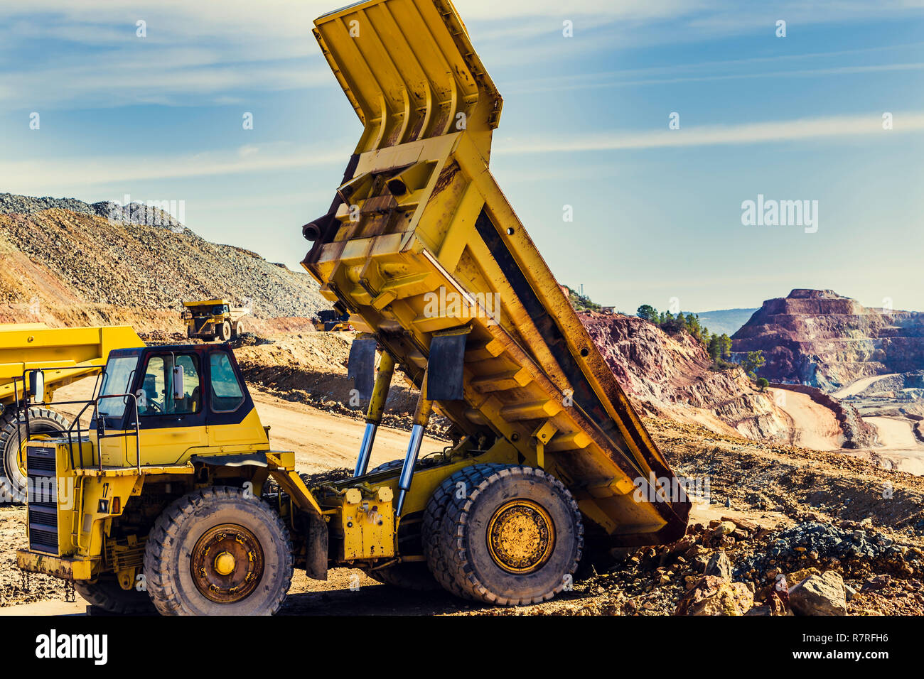 Gelbe Dump Truck in der Mine mit anderen Muldenkipper hob arbeiten Stockfoto