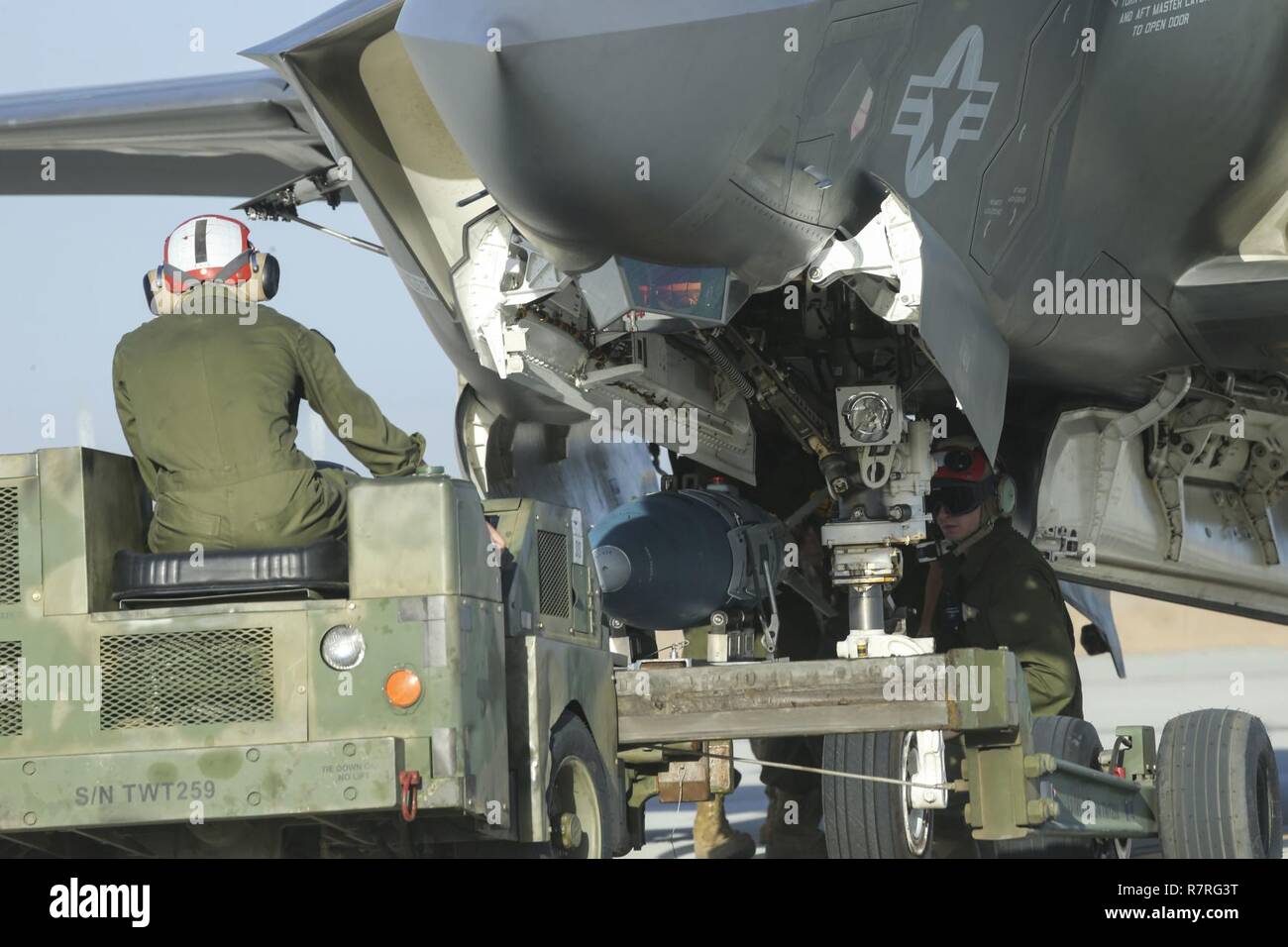 US-Marines mit Marine Fighter Attack Squadron 211 (VMFA-211) und US-Marines mit Marine Aviation Waffen und Taktiken Squadron One (MAWTS-1) durchführen eine heiße Ladung auf die F-35 b Lightning II während Waffen und Taktiken Instructor Kurs (WTI) 2-17 im Marine Corps Air Station Yuma, Arizona, 30. März 2017. Die Munition laden Übung konzentrierte sich auf das Flugzeug geladen, während der Pilot an Bord ist und der Motor läuft, wonach das Marine Corps mit einer Fähigkeit, Marine Air Power-forward auf dem Schlachtfeld zu projizieren, während Flugzeug Turnaround-Zeit sinkenden und steigenden Sortie Gattungen Stockfoto