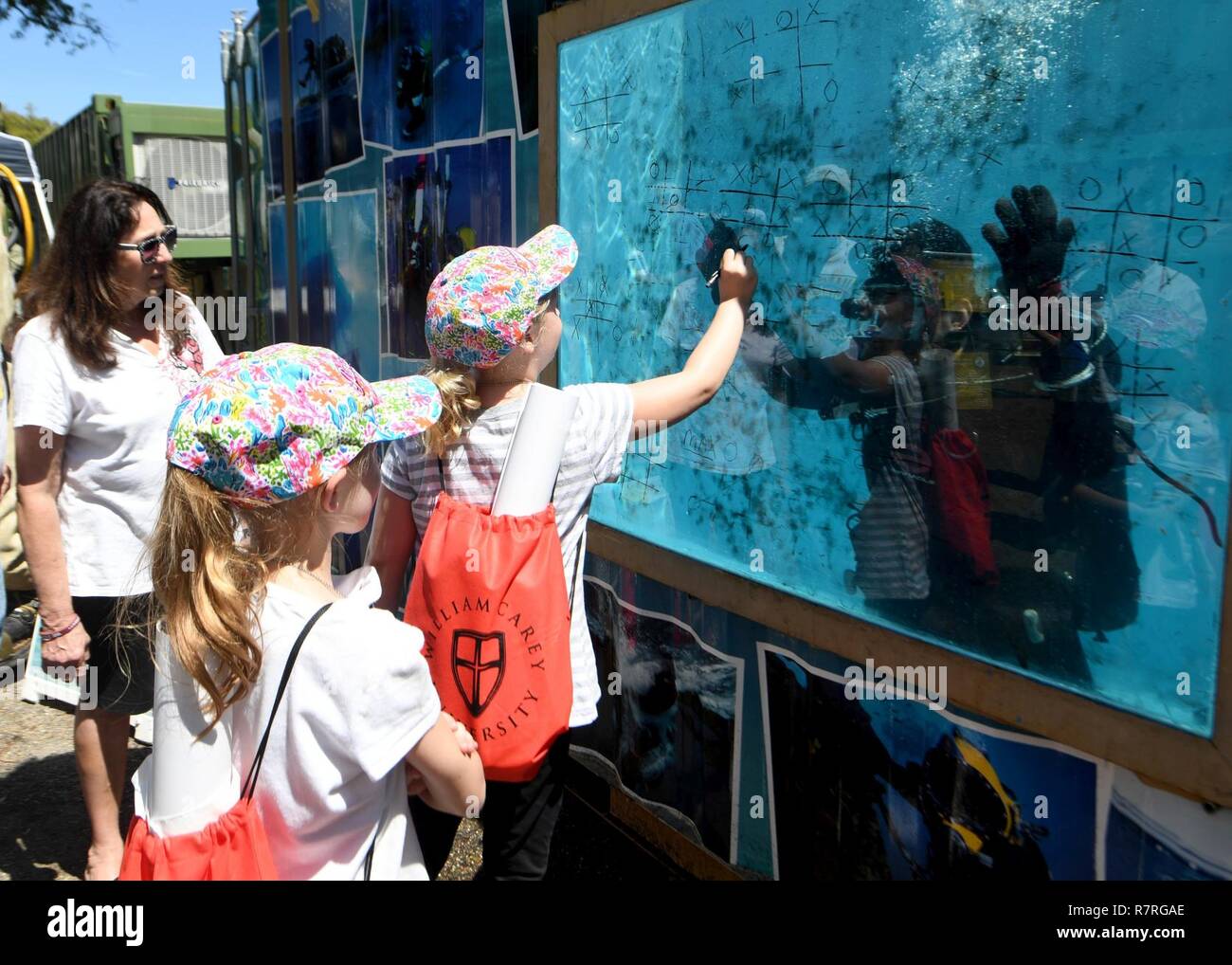 BILOXI, Fräulein (1. April 2017) Lt. j.g. Max. J. Reynaldo, mit im Bau Team1, verliert ein Spiel von Tic-tac-toe während eines Tauchgangs Demonstration am Mississippi Bicentennial/Marine Woche Feier an Centennial Plaza, Gulfport Mississippi statt. Gulfport / Biloxi ist einer der ausgewählten Regionen a2017 Marine Woche, eine Woche U.S. Navy Bewusstsein durch lokale Öffentlichkeitsarbeit, Dienst an der Gemeinschaft und Ausstellungen zu erhöhen. Stockfoto