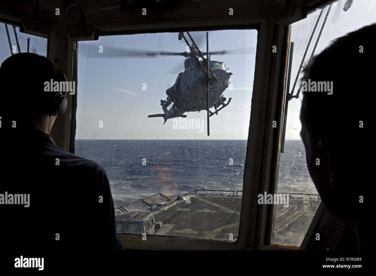 5. US-Flotte BEREICH VON OPERATIONEN (24. März 2017) Segler beobachten vom Hubschrauber control tower als US Marine Corps UH-1Hubschrauber landet auf dem Flugdeck der geführten Anti-raketen-Zerstörer USS Truxtun (DDG103). Truxtun ist in den USA der 5. Flotte Bereich für Maßnahmen zur Erhöhung der Sicherheit des Seeverkehrs auf die Verbündeten und Partnern zu beruhigen und der Freiheit der Schiffahrt und des freien Handels in der Region zu erhalten. Stockfoto