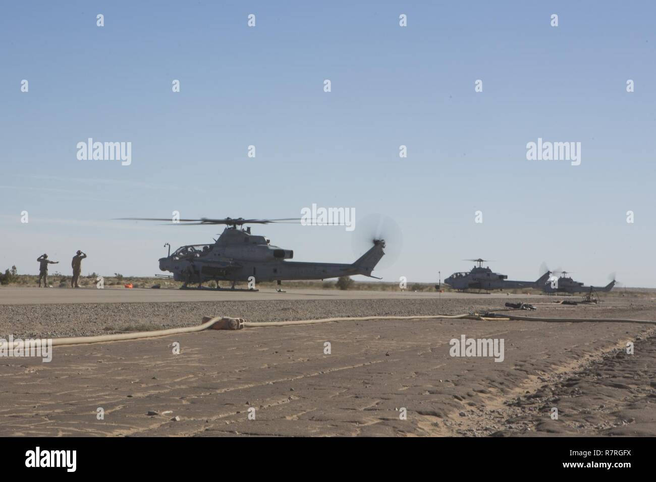 Us Marine Corps AH-1Z Vipern zu Marine Aviation Waffen und Taktiken Squadron (MAWTS-1) Standby während einer vorwärts Bewaffnung Luftbetankung (KASSENAERZTE) Übung zur Unterstützung der Waffen und Taktiken Kursleiter (WTI) Kurs 2-17 bei Yuma, Ariz., 3. April 2017 vergeben. Die KASSENAERZTE Übung auf tanken und wiederbewaffnung Flugzeugen rasch konzentriert. WTI ist ein sieben-wöchigen Schulungsveranstaltung durch MAWTS-1 Kader, die betriebliche Integration der sechs Funktionen des Marine Corps Luftfahrt, bei der Unterstützung einer Marine Air Ground Task Force betont und bietet standardisierte Advanced Tactical Training und Zertifizierung o gehostet Stockfoto