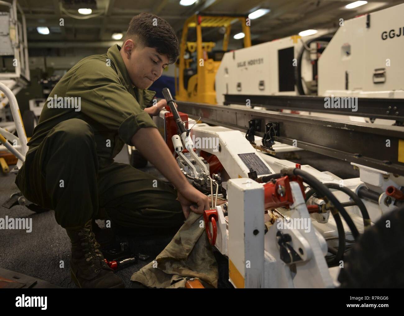 Pazifik (31. März 2017) Lance Cpl. Luis D. Castillo, ein Eingeborener von Pasedena, Texas und den 'Tod Rattlers' der Marine Fighter Attack Squadron (Vmfa) 323, Wartung führt an Bord der Flugzeugträger USS Nimitz (CVN 68) zugeordnet. Der Nimitz wird derzeit die Durchführung von Composite Trainingsgerät Übung (COMPTUEX) mit der nimitz Carrier Strike Group in Vorbereitung für eine bevorstehende Bereitstellung. COMPTUEX tests Mission - eine Carrier strike group Bereitschaft und Fähigkeit als eine integrierte Einheit durch simulierte Szenarien durchführen. Stockfoto
