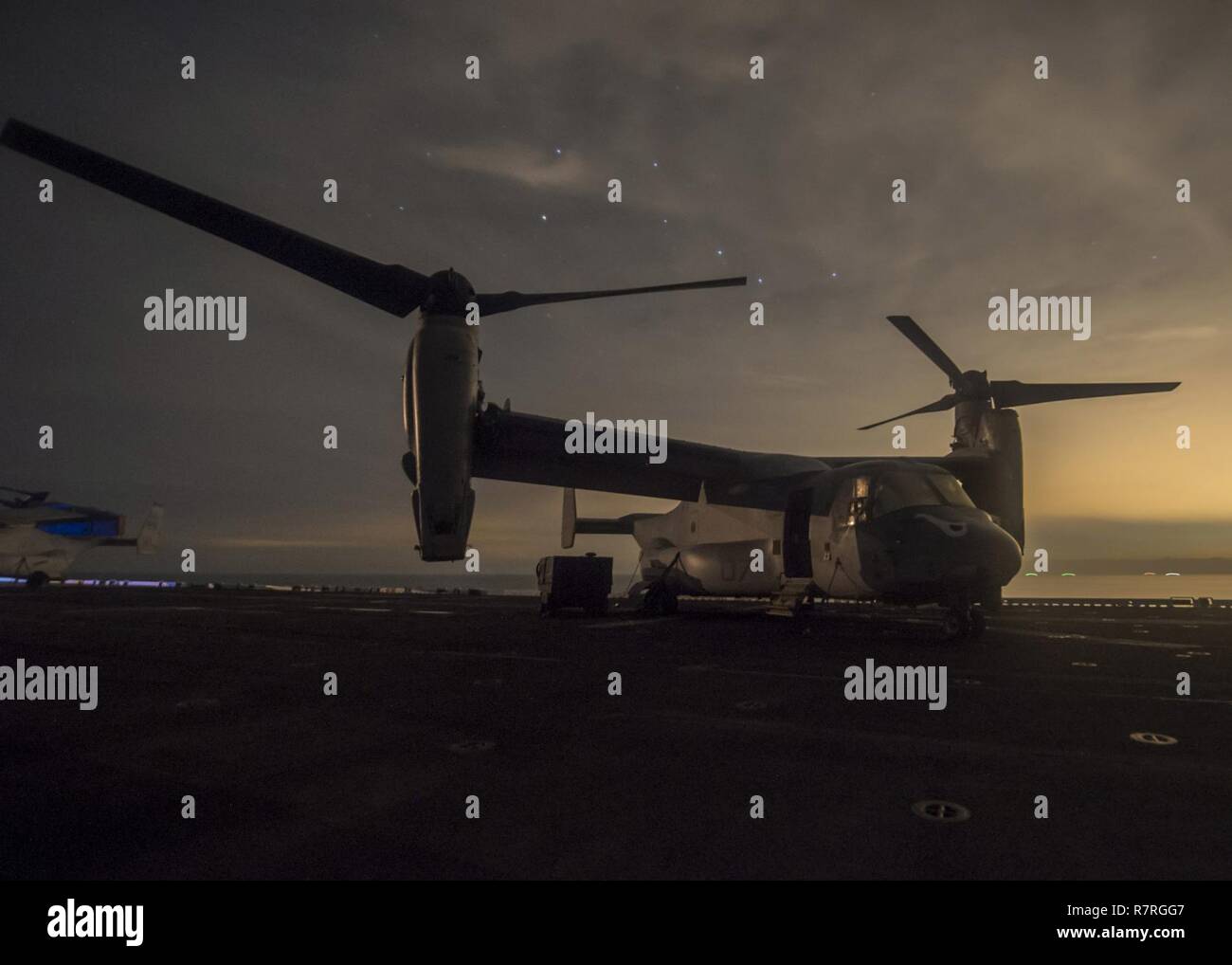 Straße von Malakka (31. März 2017) Eine MV-22 B Osprey, zugeordnet zu den Grat Läufer der Marine Medium Tiltrotor Squadron (VMM) 163, ruht auf dem Flugdeck des Amphibious Assault ship USS Makin Island (LHD8). Makin Island, das Flaggschiff der Makin Island amphibischen bereit, mit der begonnen 11 Marine Expeditionary Unit, arbeitet in der Indo-Asia-pazifischen Region amphibische Fähigkeit mit regionalen Partnern zu verbessern und als gebrauchsfertige Response Force für jede Art der Kontingenz zu dienen. Stockfoto