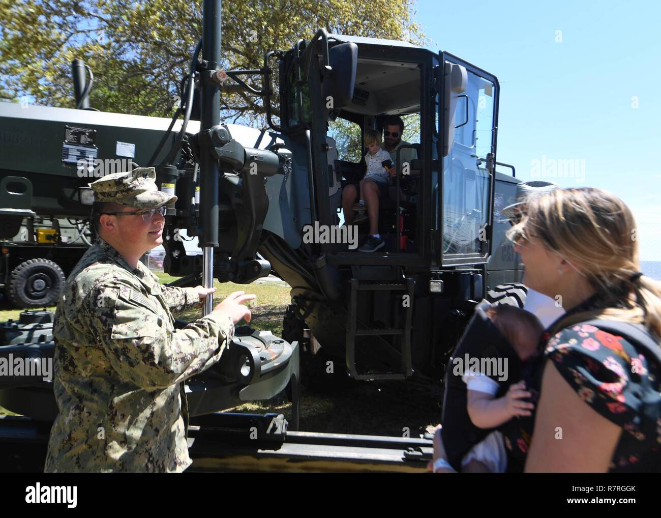 BILOXI, Fräulein (1. April 2017) Equipment Operator 2. Klasse Tom H. Dubay beantwortet Fragen zu einem schweren Ausrüstung Ausstellung während der Mississippi Bicentennial/Marine Woche Feier an Centennial Plaza, Gulfport Mississippi. Gulfport / Biloxi ist einer der ausgewählten Regionen a2017 Marine Woche, eine Woche U.S. Navy Bewusstsein durch lokale Öffentlichkeitsarbeit, Dienst an der Gemeinschaft und Ausstellungen zu erhöhen. Stockfoto