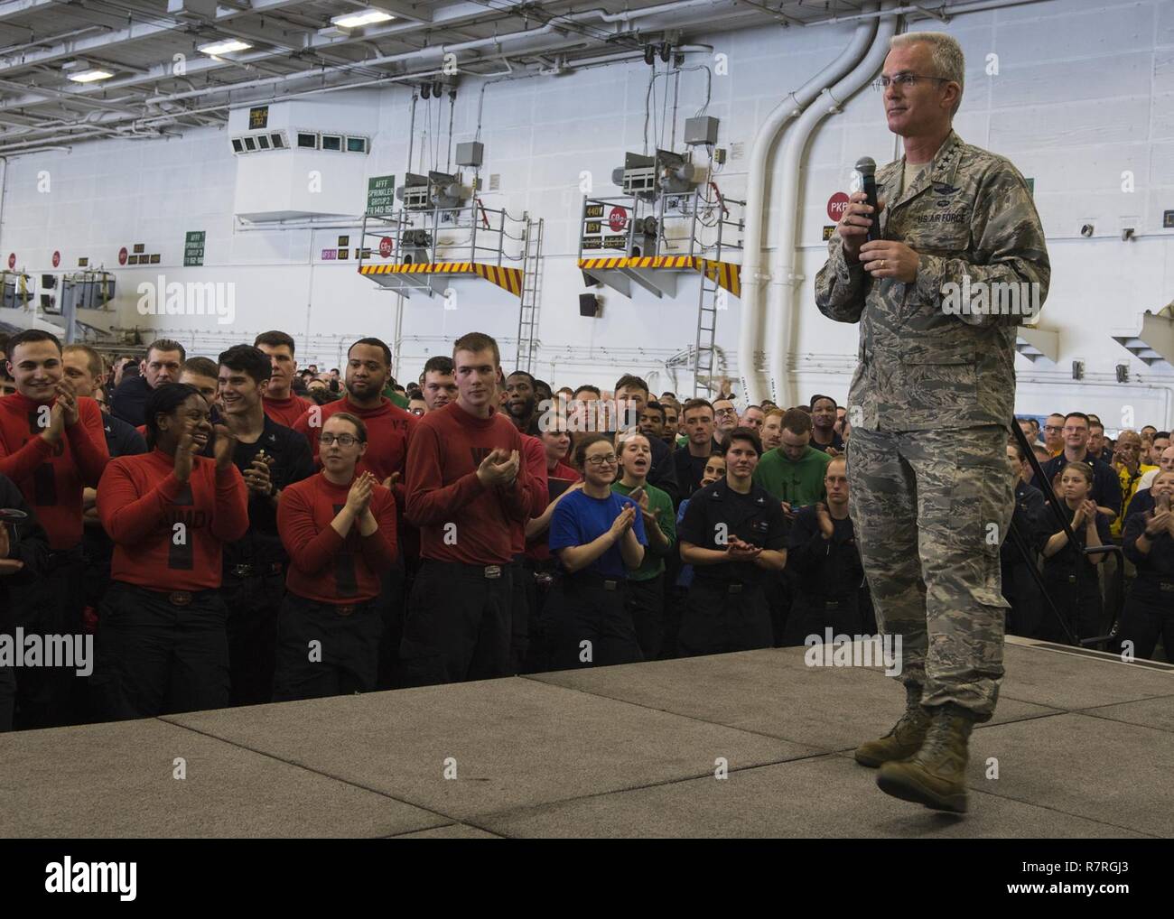 Arabischen Golf (29. März 2017) Stellvertretende Vorsitzende des Generalstabs, General Paul Wolkenstein mit Segler spricht an Bord der Flugzeugträger USS George H.W. Bush (CVN 77) (GHWB) während einer United Service Organizations" (USO) besuchen Sie zum Schiff. Die George H.W. Bush Carrier Strike Group ist in den USA der 5. Flotte Bereich für Maßnahmen zur Erhöhung der Sicherheit des Seeverkehrs auf die Verbündeten und Partnern zu beruhigen bereitgestellt, und der Freiheit der Schiffahrt und des freien Handels in der Region erhalten. Stockfoto