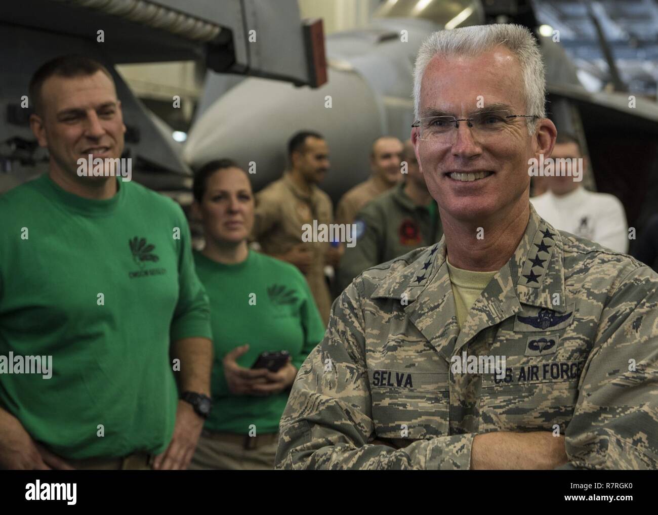 Arabischen Golf (29. März 2017) Stellvertretende Vorsitzende des Generalstabs, General Paul Wolkenstein mit Segler spricht an Bord der Flugzeugträger USS George H.W. Bush (CVN 77) (GHWB) während einer United Service Organizations" (USO) besuchen Sie zum Schiff. Die George H.W. Bush Carrier Strike Group ist in den USA der 5. Flotte Bereich für Maßnahmen zur Erhöhung der Sicherheit des Seeverkehrs auf die Verbündeten und Partnern zu beruhigen bereitgestellt, und der Freiheit der Schiffahrt und des freien Handels in der Region erhalten. Stockfoto