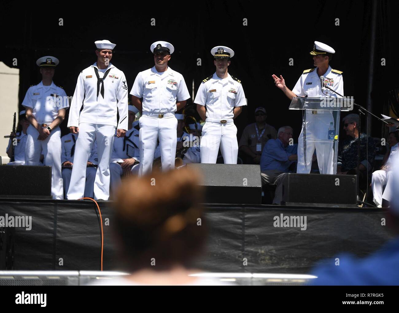 BILOXI, Fräulein (1. April 2017), Konteradmiral Timothy C. Gallaudet, Commander, Naval Meteorologie und Ozeanographie Befehl, erkennt Crew Mitglieder der Virginia-Klasse schnell-Angriffs-U-Boot USS Mississippi (SSN782) während der offiziellen Eröffnung Verkündigung Zeremonie für den Mississippi Bicentennial/Marine Woche Feier an Centennial Plaza, Gulfport Mississippi. Gulfport / Biloxi ist einer der ausgewählten Regionen a2017 Marine Woche, eine Woche U.S. Navy Bewusstsein durch lokale Öffentlichkeitsarbeit, Dienst an der Gemeinschaft und Ausstellungen zu erhöhen. Stockfoto