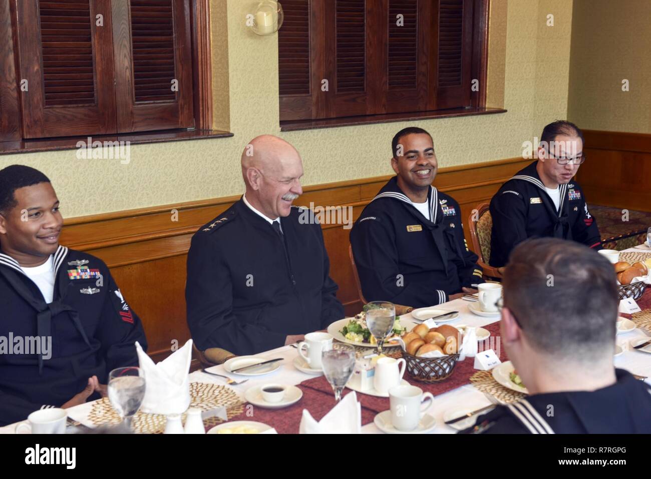 SEOUL, Republik Korea (03.04.2017) Adm. Scott Swift, Kommandeur der US-Pazifikflotte hat Mittagessen mit Segler in der Republik Korea (ROK) Bei einer routinemäßigen Besuch auf der Halbinsel stationiert. Dies ist von Swift dritten Besuch der Halbinsel seit dem Kommando der Pazifikflotte. Bei diesem Besuch, Swift wird mit militärischen und zivilen Führer treffen Beiträge der U.S. Navy in die USA/ROK Allianz zu bekräftigen. Stockfoto