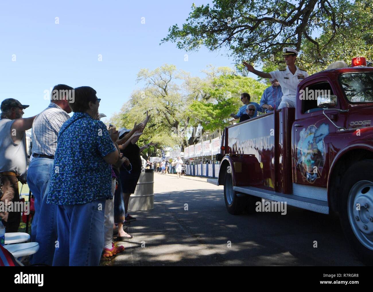 BILOXI, Fräulein (1. April 2017), Konteradmiral Timothy C. Gallaudet, Commander, Naval Meteorologie und Ozeanographie Befehl, beteiligt sich an den Mississippi Bicentennial/Marine Woche Feier Parade an der hundertjährigen Plaza, Gulfport Mississippi. Gulfport / Biloxi ist einer der ausgewählten Regionen a2017 Marine Woche, eine Woche U.S. Navy Bewusstsein durch lokale Öffentlichkeitsarbeit, Dienst an der Gemeinschaft und Ausstellungen zu erhöhen. Stockfoto