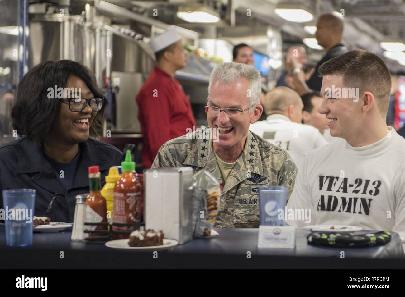 Arabischen Golf (29. März 2017) Stellvertretende Vorsitzende des Generalstabs, General Paul Selva spricht mit Segler auf dem Chaos Deck der Flugzeugträger USS George H.W. Bush (CVN 77) (GHWB) während einer United Service Organizations" (USO) besuchen Sie zum Schiff. Die George H.W. Bush Carrier Strike Group ist in den USA der 5. Flotte Bereich für Maßnahmen zur Erhöhung der Sicherheit des Seeverkehrs auf die Verbündeten und Partnern zu beruhigen bereitgestellt, und der Freiheit der Schiffahrt eine den freien Handel in der Region zu erhalten. Stockfoto