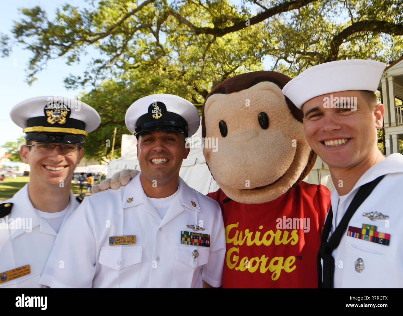 BILOXI, Fräulein (1. April 2017) Segler aus der Virginia-Klasse schnell-Angriffs-U-Boot USS Mississippi (SSN782) posieren für ein Foto während der Mississippi Bicentennial/Marine Woche Feier an Centennial Plaza Gulfport, Mississippi. Gulfport / Biloxi ist einer der ausgewählten Regionen a2017 Marine Woche, eine Woche U.S. Navy Bewusstsein durch lokale Öffentlichkeitsarbeit, Dienst an der Gemeinschaft und Ausstellungen zu erhöhen. Stockfoto