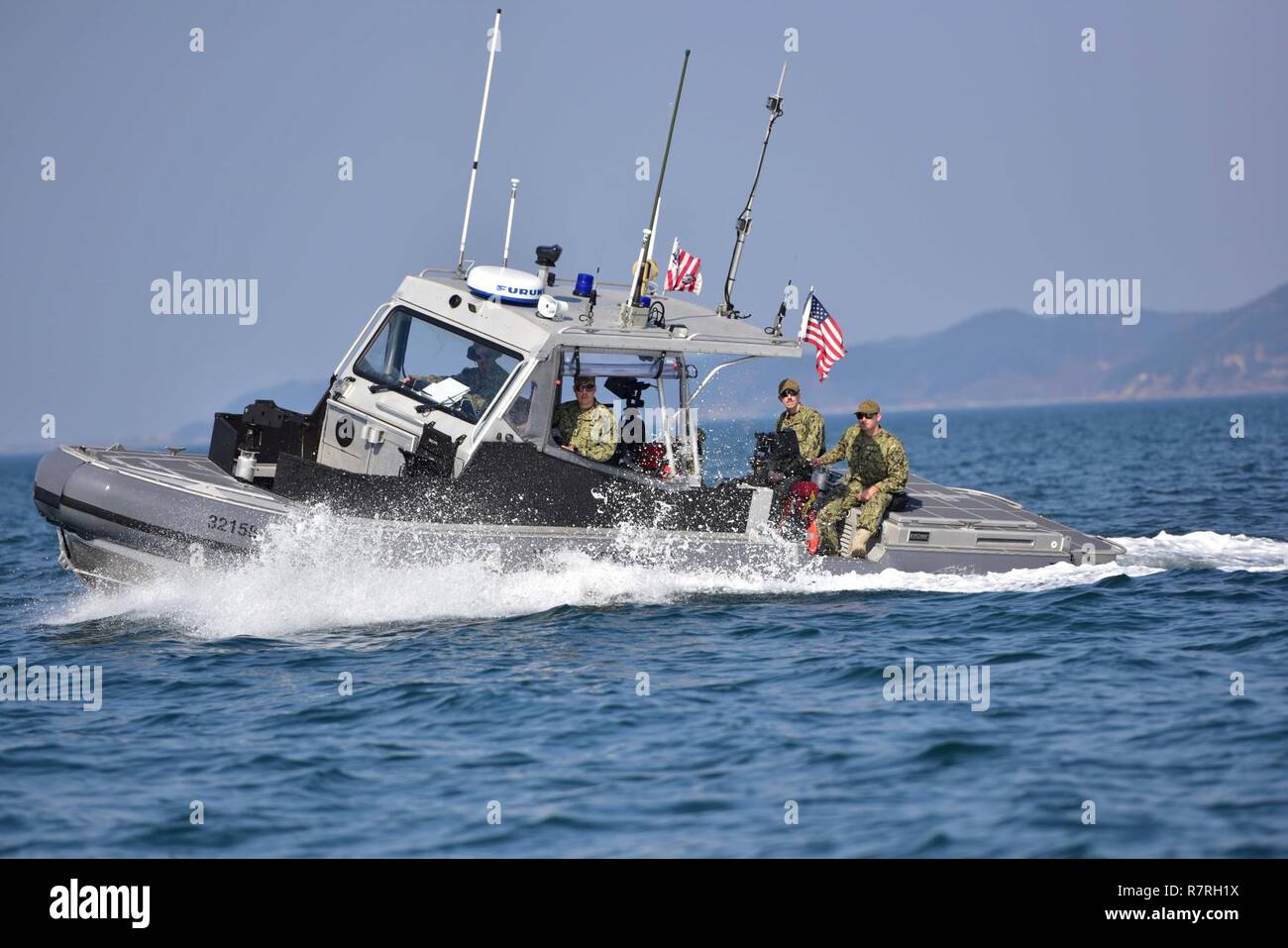 Us-Küstenwache zu Coast Guard Port Security Unit 312 Durchführung einer laufenden Bereich Einarbeitung Patrouille an Bord eines 32-Fuß-transportable port security Boot während des Betriebs Pazifik erreichen Übung 2017 (OPRex 17) in Pohang, Südkorea, 2. April 2017 vergeben. 17 OPRex ist eine bilaterale Schulungsveranstaltung entwickelt, Bereitschaft zu gewährleisten und die Fähigkeiten, die ROK-U.S. stärken Sustain Bündnis. Stockfoto