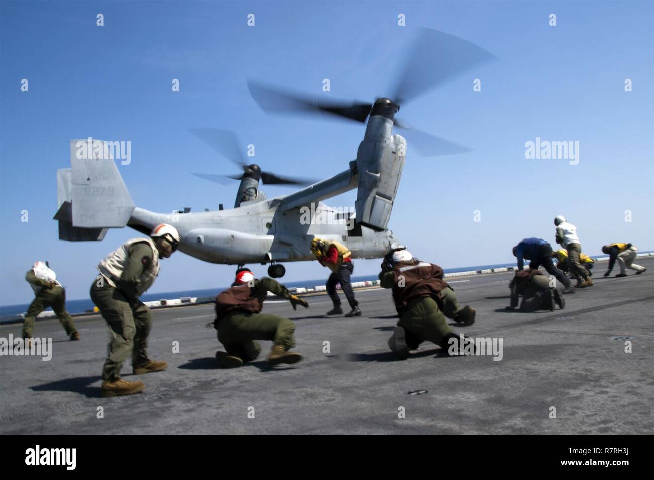EAST CHINA SEA (4. April 2017) Matrosen und Marines auf den Rotor waschen als B MV-22 Osprey, das "Flying Tigers" der Marine Medium Tiltrotor Squadron (VMM) 262, weg von der Flight Deck des Amphibious Assault ship USS BONHOMME RICHARD (LHD6) während der ausschiffung der Geschwader zugewiesen. Bonhomme Richard, dem Flaggschiff der Bonhomme Richard Expeditionary Strike Group, mit 31 Marine Expeditionary Unit begonnen, ist auf einer Routinepatrouille in der Indo-Asia-Pazifik-Region zu stärken warfighting Bereitschaft und Haltung als ready-Response Force für jede Art von Conti Stockfoto