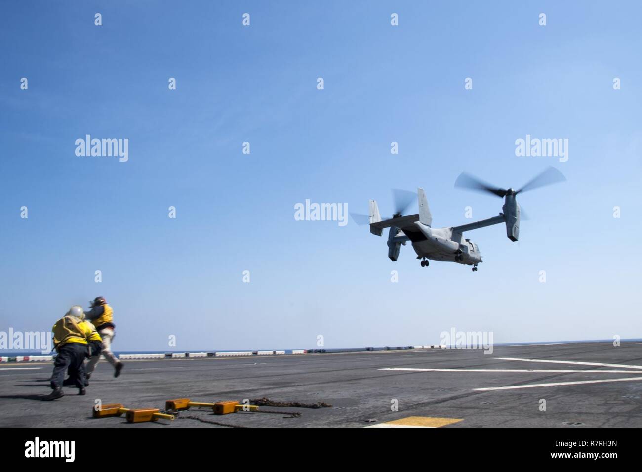 EAST CHINA SEA (April 4, 2017) Eine MV-22 B Osprey, das "Flying Tigers" der Marine Medium Tiltrotor Squadron (VMM) 262, weg von der Flight Deck des Amphibious Assault ship USS BONHOMME RICHARD (LHD6) während der ausschiffung der Geschwader zugewiesen. Bonhomme Richard, dem Flaggschiff der Bonhomme Richard Expeditionary Strike Group, mit 31 Marine Expeditionary Unit begonnen, ist auf einer Routinepatrouille in der Indo-Asia - Pazifik Region warfighting Bereitschaft und Haltung als ready-Response Force für jede Art der Kontingenz zu verbessern. Stockfoto