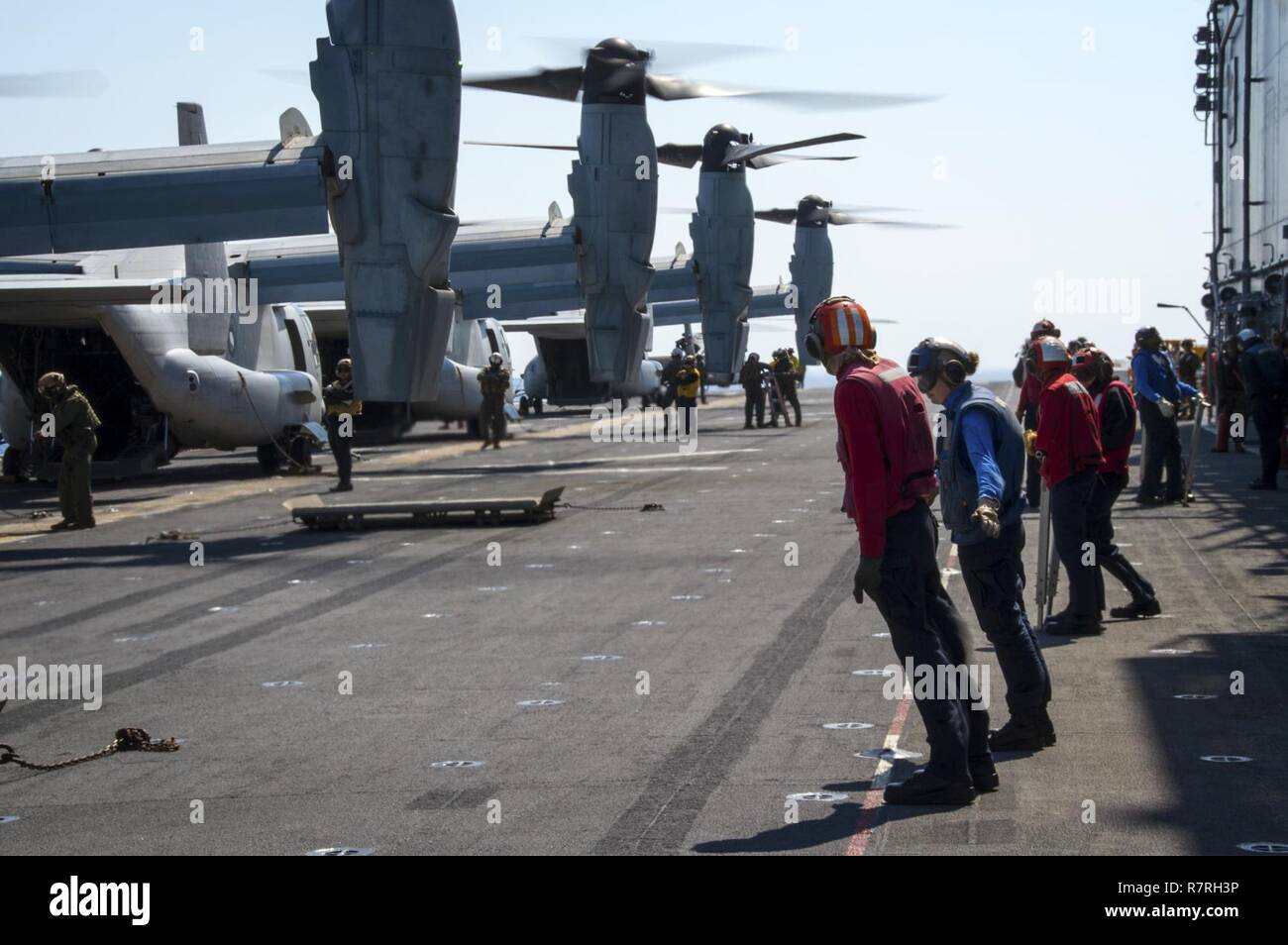 EAST CHINA SEA (April 4, 2017) MV-22 B Fischadler, der "Flying Tigers" der Marine Medium Tiltrotor Squadron (VMM) 262, line das Flight Deck der Amphibisches Schiff USS BONHOMME RICHARD (LHD 6) vor der Ausschiffung der Geschwader zugewiesen. Bonhomme Richard, dem Flaggschiff der Bonhomme Richard Expeditionary Strike Group, mit 31 Marine Expeditionary Unit begonnen, ist auf einer Routinepatrouille in der Indo-Asia - Pazifik Region warfighting Bereitschaft und Haltung als ready-Response Force für jede Art der Kontingenz zu verbessern. Stockfoto