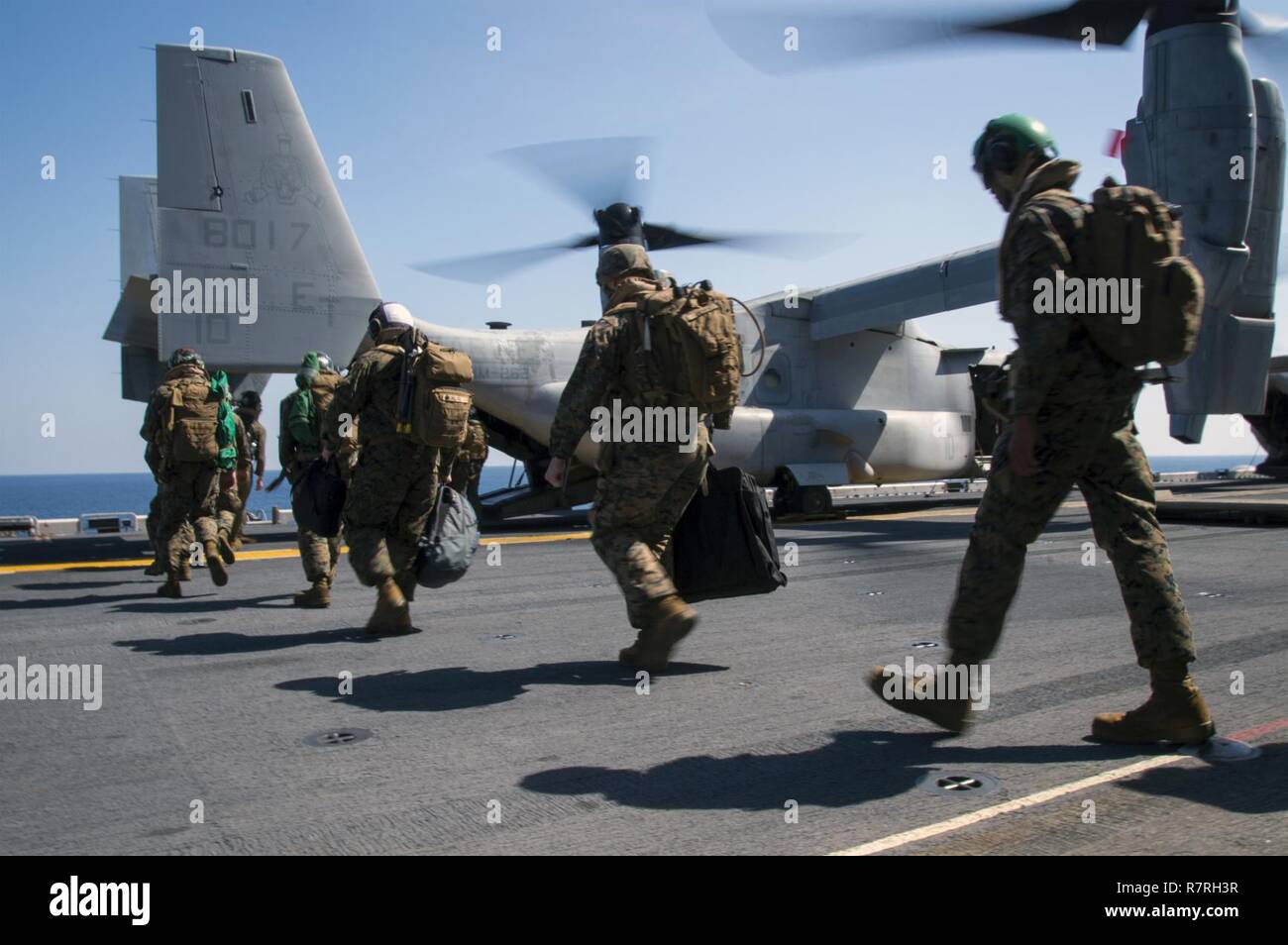 EAST CHINA SEA (4. April 2017) Marines, zugeordnet zu den 31 Marine Expeditionary Unit (MEU) begeben Sie sich ein MV-22 B Osprey, das "Flying Tigers" der Marine Medium Tiltrotor Squadron (VMM) 262 zugeordnet, vor ihrer Abreise aus dem Amphibisches Schiff USS BONHOMME RICHARD (LHD6). Bonhomme Richard, dem Flaggschiff der Bonhomme Richard Expeditionary Strike Group, mit Eingeschifft 31 MEU, wird auf einer Routinepatrouille in der Indo-Asia - Pazifik Region warfighting Bereitschaft und Haltung als ready-Response Force für jede Art der Kontingenz zu verbessern. Stockfoto