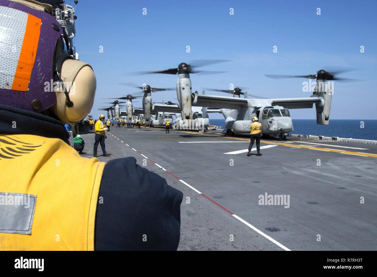 EAST CHINA SEA (April 4, 2017) MV-22 B Fischadler, der "Flying Tigers" der Marine Medium Tiltrotor Squadron (VMM) 262, line das Flight Deck der Amphibisches Schiff USS BONHOMME RICHARD (LHD 6) vor der Ausschiffung der Geschwader zugewiesen. Bonhomme Richard, dem Flaggschiff der Bonhomme Richard Expeditionary Strike Group, mit 31 Marine Expeditionary Unit begonnen, ist auf einer Routinepatrouille in der Indo-Asia - Pazifik Region warfighting Bereitschaft und Haltung als ready-Response Force für jede Art der Kontingenz zu verbessern. Stockfoto