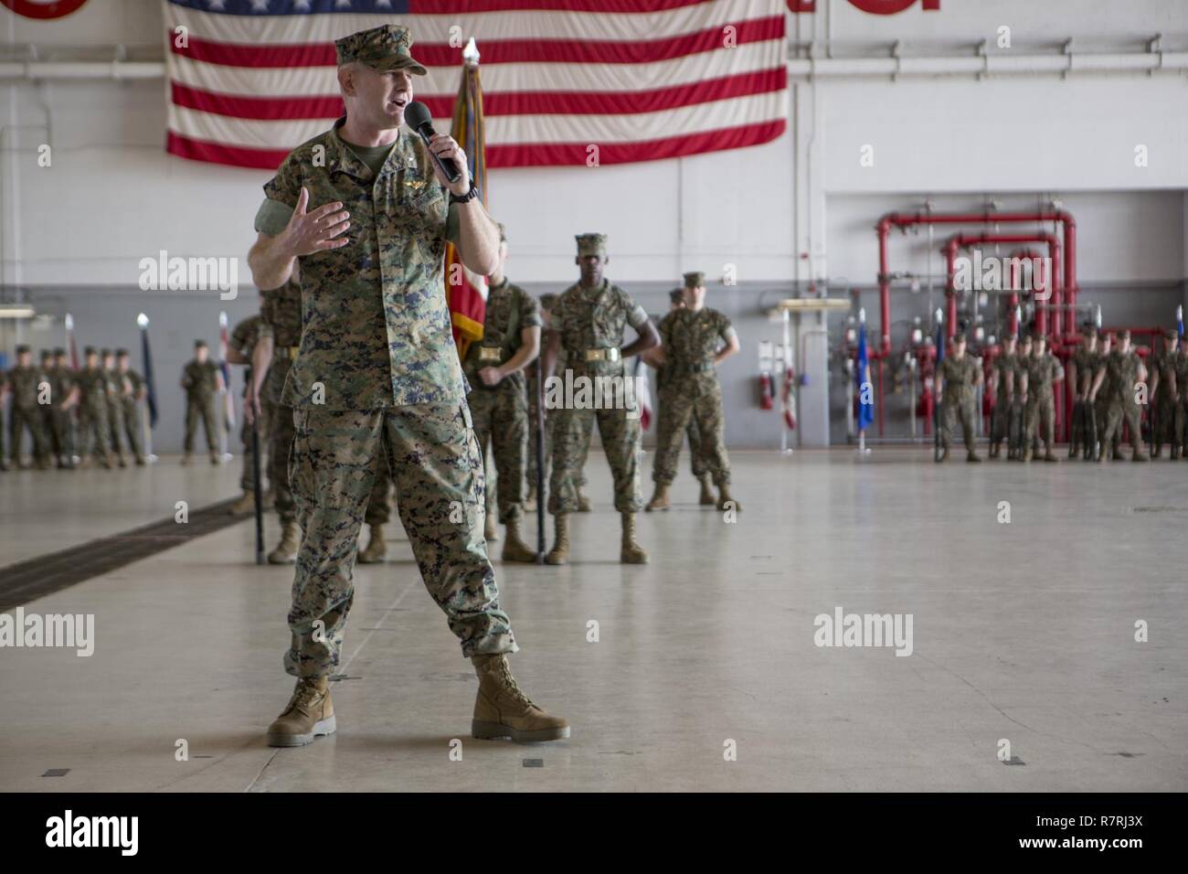 Us Marine Corps Oberstleutnant Claiborne H. Rogers, ehemaliger kommandierender Offizier der Marine Antenne Refueler Transport Squadron (VMGR) 252 an das Publikum bei einem Befehl Zeremonie an der Marine Corps Air Station Cherry Point, N.C., 30. März 2017 spricht. Oberstleutnant Claiborne H. Rogers Befehl aufgegeben von VMGR-252, Oberstleutnant Brendan C. Burks. Stockfoto