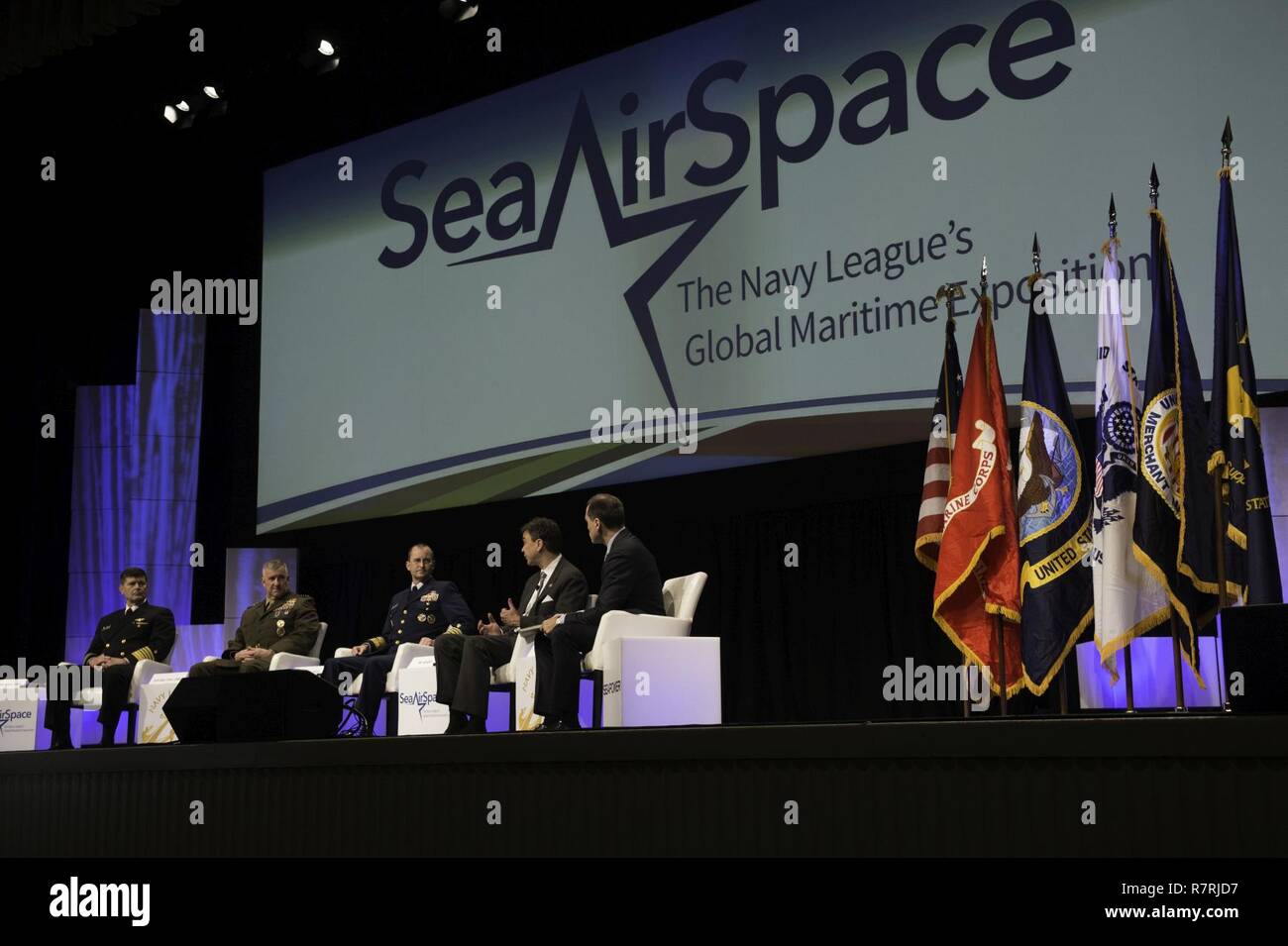 NATIONAL HARBOR, Md (3. April 2017) Stellvertretender Leiter der Marineoperationen (VCNO) Vizepräsident Adm. William Moran, Links, verbindet ein Panel einschließlich der stellvertretende Kommandant der US Marine Corps Gen. Glenn Walters, Stellvertretender Kommandant der US-Küstenwache Adm. Charles Michel, Joel Szabat, Executive Director von maritimen Transport, am Meer 2017, Luft und Raum Ausstellung zu diskutieren Ein "Sea Services" zur heutigen maritimen Umwelt. Die jährliche Veranstaltung, gegründet 1965, ist die größte maritime Weltausstellung in den USA und bringt zentrale militärische Entscheidungsträger, die US-amerikanischen Verteidigungsindustrie vertreten Stockfoto