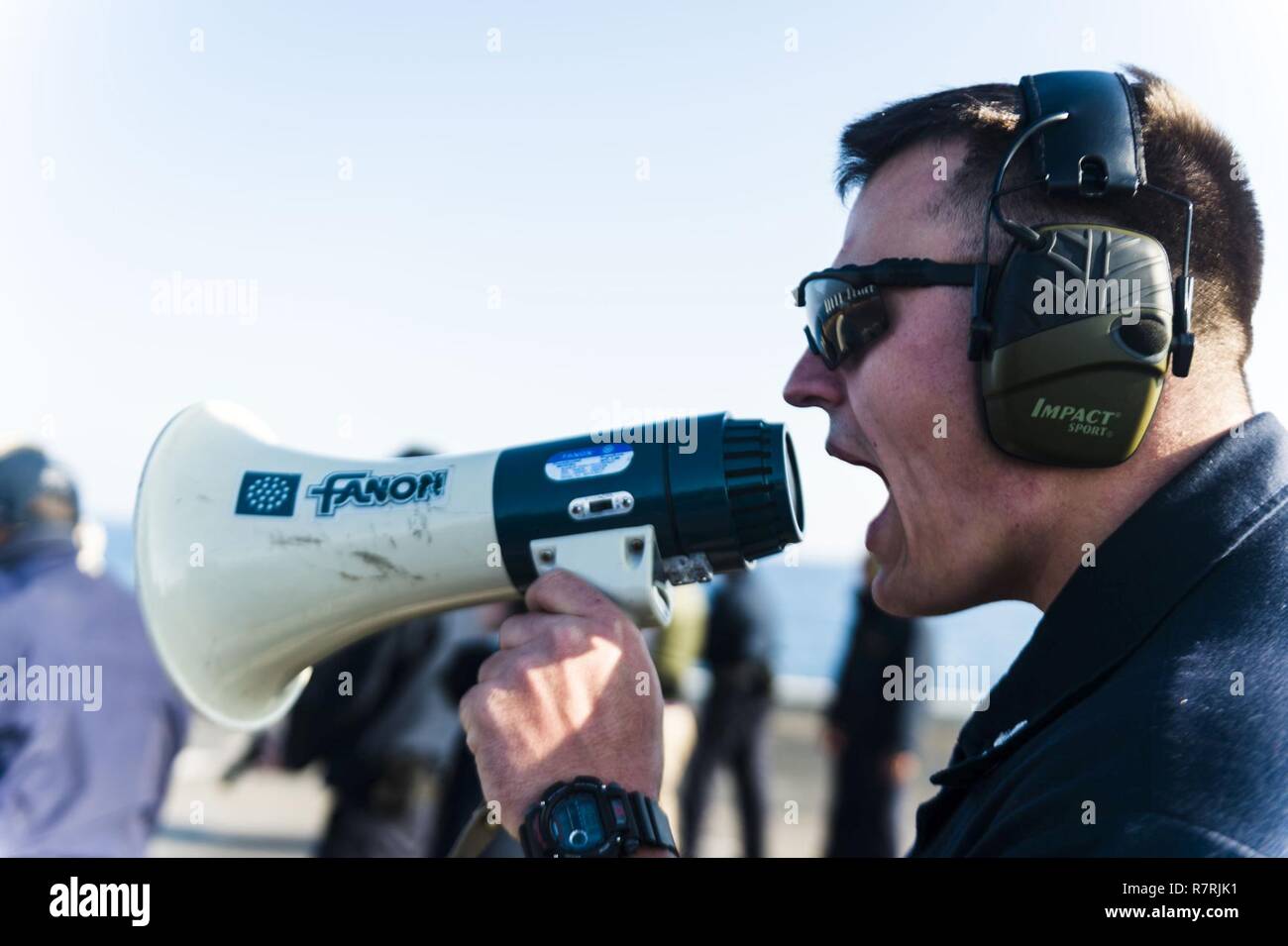 EAST CHINA SEA (4. April 2017) Elektroniker 2. Klasse Kristopher Friseur, von Cary, Illinois, fungiert als Bereich Trainer während eines naval Pistole Qualifikation Kurs an Bord des amphibious Transport dock USS Green Bay LPD (20). Green Bay, Teil der Bonhomme Richard Expeditionary Strike Group, mit 31 Marine Expeditionary Unit begonnen, ist auf einer Routinepatrouille in der Indo-Asia - Pazifik Region warfighting Bereitschaft und Haltung als ready-Response Force für jede Art der Kontingenz zu verbessern. Stockfoto