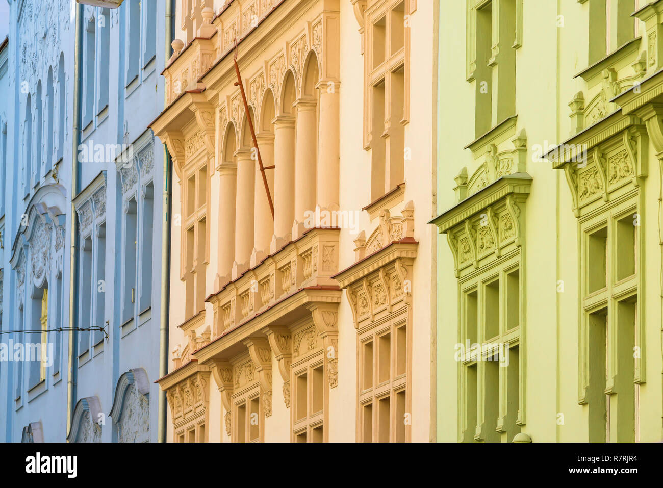 Prager Stadtstraße, Blick auf typische pastellfarbene Gebäude im Stadtteil Stare Mesto (Altstadt) von Prag, Tschechische Republik. Stockfoto