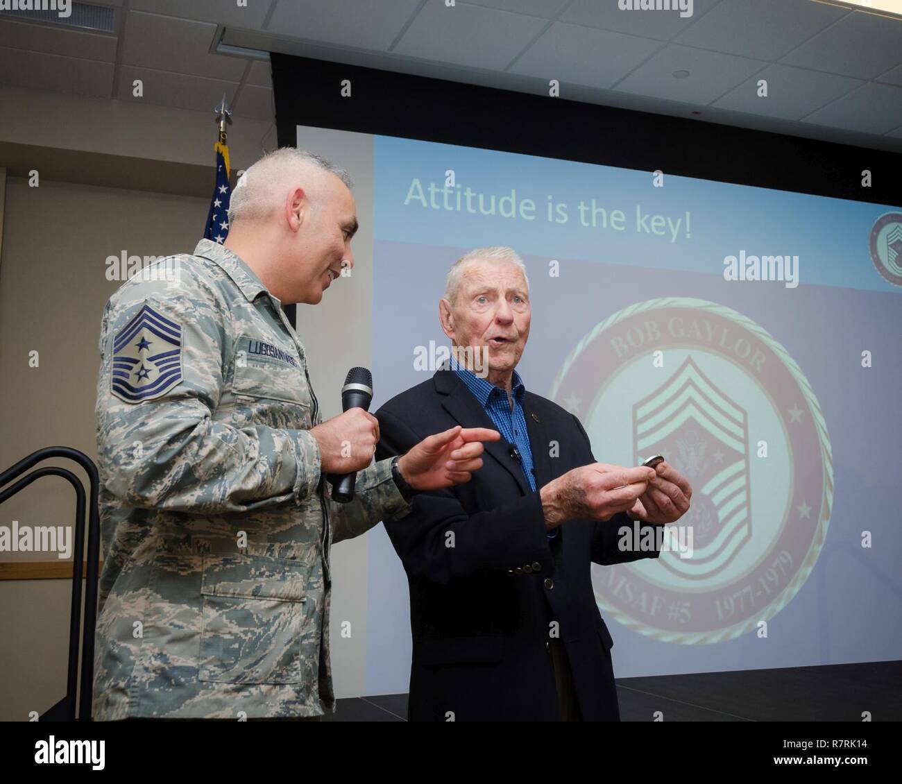 Chief Master Sgt. Jose A. LugoSantiago, Chef der Luftwaffe Installation und Mission Support Center, Münzen pensionierte Chief Master Sgt. Robert Gaylor an Joint Base San Antonio-Lackland, 30. März 2017. Gaylor war das fünfte Chief Master Sergeant der Air Force, die von 1977-1979. Jetzt an Alter 86, Gaylor weiterhin Piloten auf der Luftwaffe zu besuchen. Stockfoto