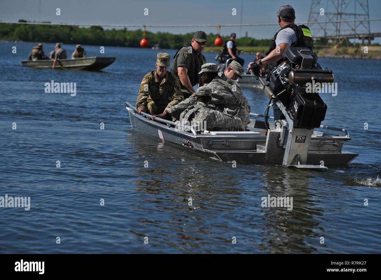 Louisiana der Nationalgarde von C Troop, 2. Der 108. Kavallerie Schwadron eine Mitglieder von Wildtieren und Fischerei Boot rettet bei einem Katastropheneinsatz Übung in Michoud Assembly Facility in New Orleans, La., 1. April 2017. Wachposten der DRX in Michoud mit der St. Bernard Feuerwehr, Louisiana Wildlife und Fischerei zu trainieren, mehrere Tier- Agenturen und anderen wichtigen Organisationen, die zusammen während einer realen Katastrophe arbeiten würde. Stockfoto