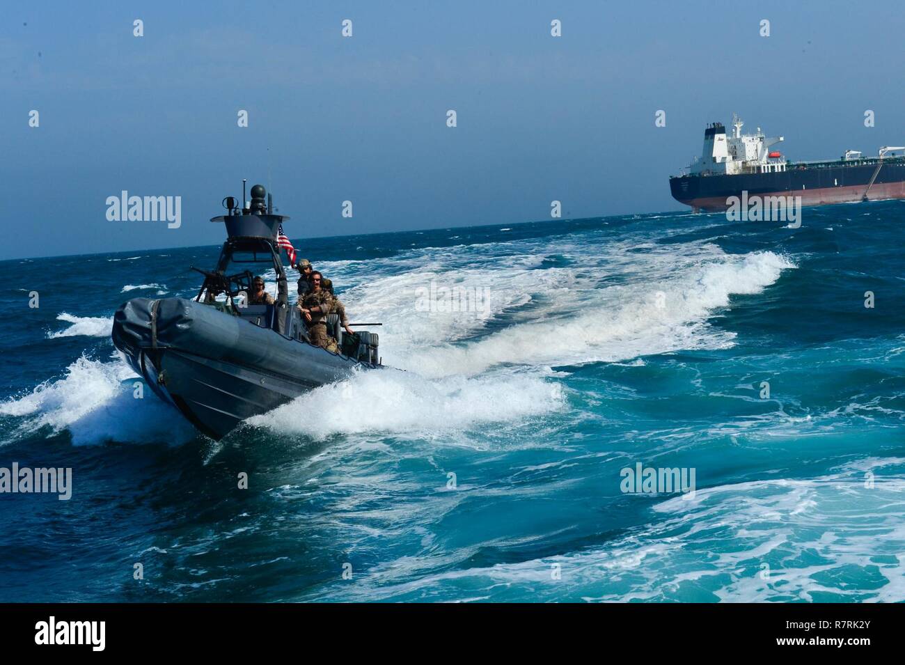 Kuwaitischen TERRITORIALGEWÄSSERN, Kuwait - Elite militärische Spezialeinsatzkräfte aus dem Golf-kooperationsrat, und in den USA führte eine simulierte schnelle Reaktion auf die Entführung des Motors tanker oder Öltanker, die hadiyah, 3. April, in Kuwait Hoheitsgewässer. Special forces Teams aus den GCC und U.S. Naval Special Warfare und Starre - Rumpf Schlauchboot Teams simuliert eine Luft- und Seeverkehrs schnell einfügen, Durchsuchung und Beschlagnahme der besetzten Tanker und seine Entführer und die sichere Freilassung der Tanker Besatzungsmitglieder. Die raid wurde eine kumulative gemeinsame Übung, dass die Teilnehmer 'Ta getestet Stockfoto