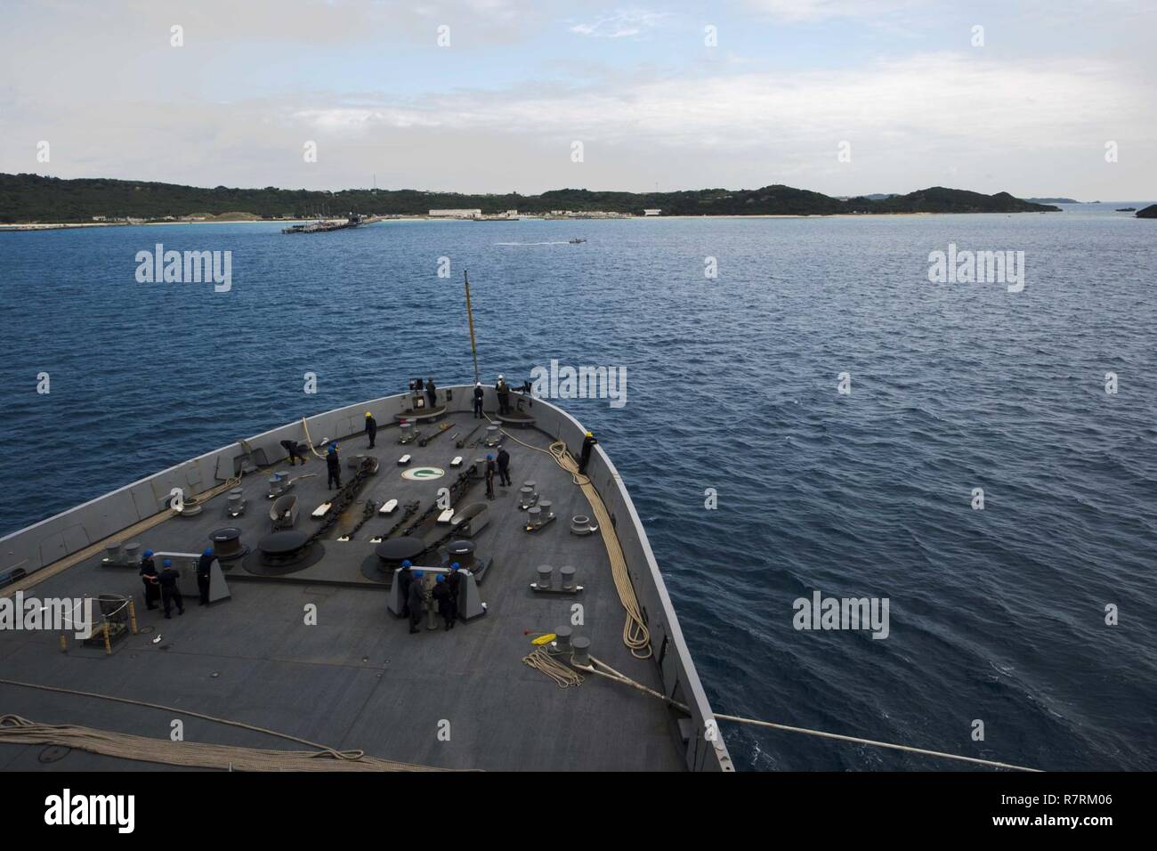 OKINAWA, Japan (5. April 2017) Die amphibious Transport dock USS Green Bay (LPD 20) Ansätze White Beach Marinestützpunkt in Okinawa, Japan für die Offload von Eingeschifft Marines. Green Bay, Teil der Bonhomme Richard Expeditionary Strike Group, mit 31 Marine Expeditionary Unit begonnen, ist auf Patrouille, die in der Indo-Asia - Pazifik Region warfighting Bereitschaft und Haltung als ready-Response Force für jede Art der Kontingenz zu verbessern. Stockfoto