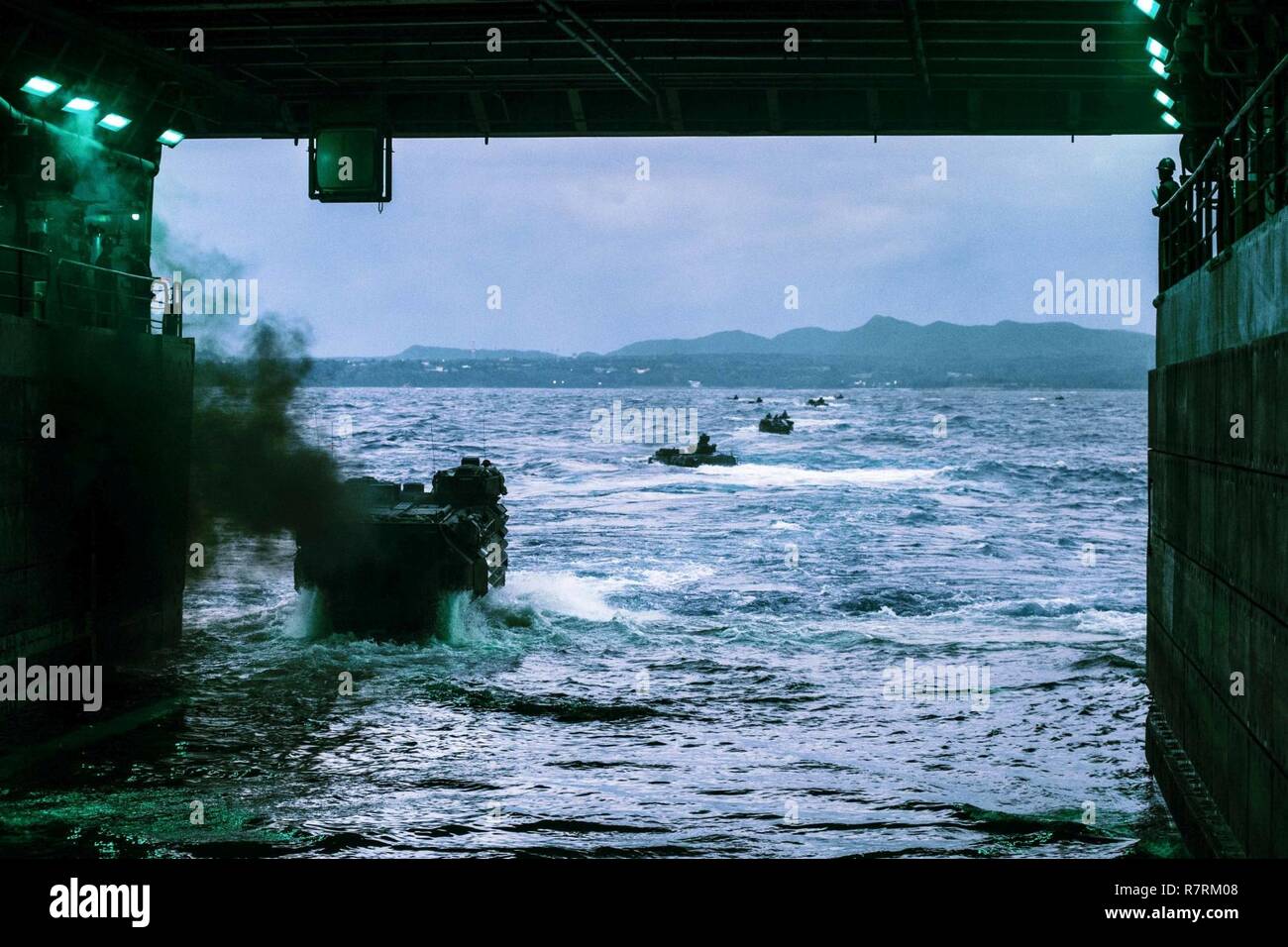 BUCKNER BAY (5. April 2017) Amphibisches Fahrzeuge der Abreise gut Deck des amphibious Transport dock USS Green Bay LPD (20). Green Bay, Teil der Bonhomme Richard Expeditionary Strike Group, mit 31 Marine Expeditionary Unit begonnen, ist auf Patrouille, die in der Indo-Asia - Pazifik Region warfighting Bereitschaft und Haltung als ready-Response Force für jede Art der Kontingenz zu verbessern. Stockfoto