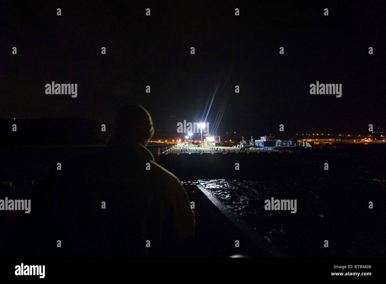 OKINAWA, Japan (5. April 2017) Chief's Bootsmann Mate Jerren Alexander, an die Landing Craft utility 1666 zugewiesen wurde, fährt mit seinem Handwerk gegenüber der Anlegestelle der Weißen Strand von Okinawa, Japan. Green Bay, Teil der Bonhomme Richard Expeditionary Strike Group, mit 31 Marine Expeditionary Unit begonnen, ist auf Patrouille, die in der Indo-Asia - Pazifik Region warfighting Bereitschaft und Haltung als ready-Response Force für jede Art der Kontingenz zu verbessern. Stockfoto