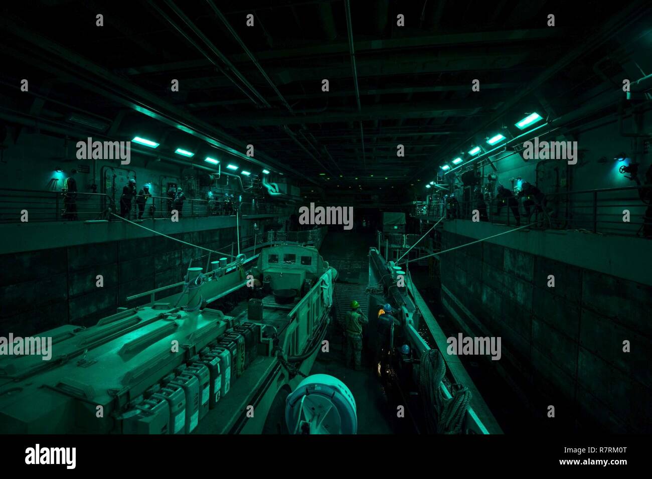 BUCKNER BAY (5. April 2017) Landing Craft utility 1666, zu Naval Beach Einheit 7 zugeordnet, bereitet abzuweichen, das Deck des amphibious Transport dock USS Green Bay LPD (20). Green Bay, Teil der Bonhomme Richard Expeditionary Strike Group, mit 31 Marine Expeditionary Unit begonnen, ist auf Patrouille, die in der Indo-Asia - Pazifik Region warfighting Bereitschaft und Haltung als ready-Response Force für jede Art der Kontingenz zu verbessern. Stockfoto