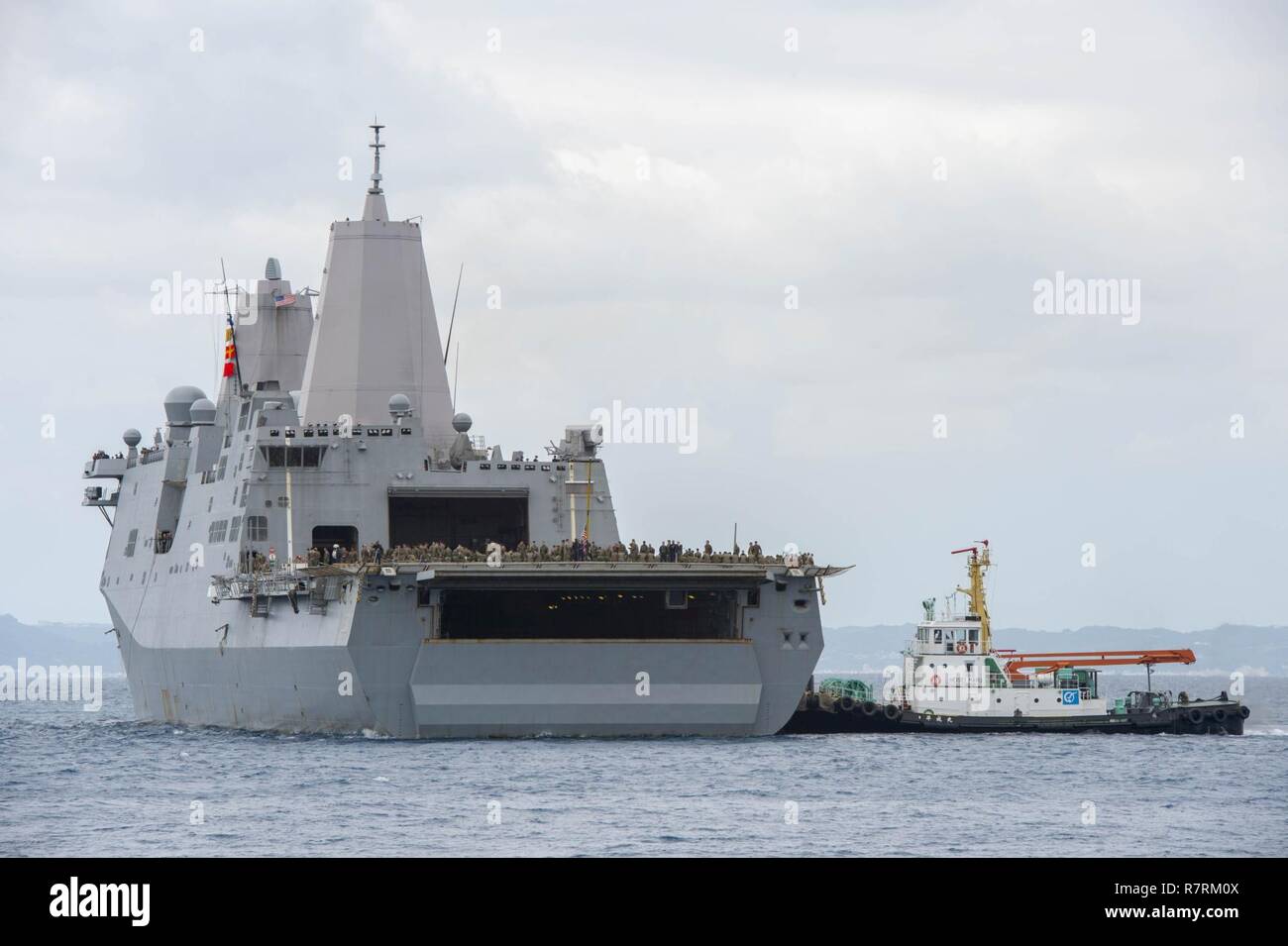 OKINAWA, Japan (5. April 2017) Die amphibious Transport dock USS Green Bay (LPD 20) bereitet die Pier Seite am weißen Strand von Okinawa, Japan zu verankern. Green Bay, Teil der Bonhomme Richard Expeditionary Strike Group, mit 31 Marine Expeditionary Unit begonnen, ist auf Patrouille, die in der Indo-Asia - Pazifik Region warfighting Bereitschaft und Haltung als ready-Response Force für jede Art der Kontingenz zu verbessern. Stockfoto