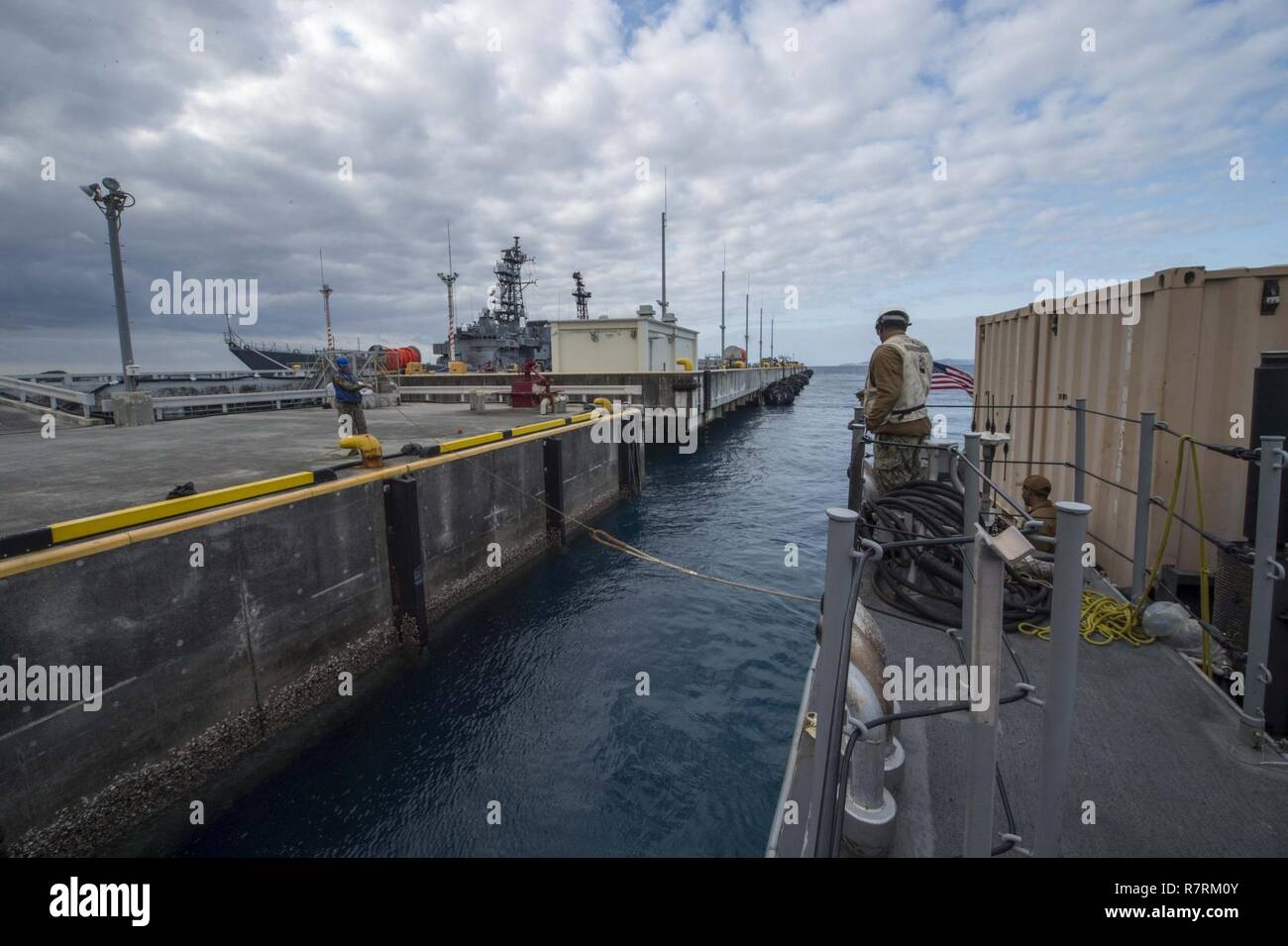 OKINAWA, Japan (5. April 2017) Segler, die Landing Craft utility 1666 zugeordnet, Vorbereitung pier Seite am weißen Strand von Okinawa, Japan zu verankern. Green Bay, Teil der Bonhomme Richard Expeditionary Strike Group, mit 31 Marine Expeditionary Unit begonnen, ist auf Patrouille, die in der Indo-Asia - Pazifik Region warfighting Bereitschaft und Haltung als ready-Response Force für jede Art der Kontingenz zu verbessern. Stockfoto