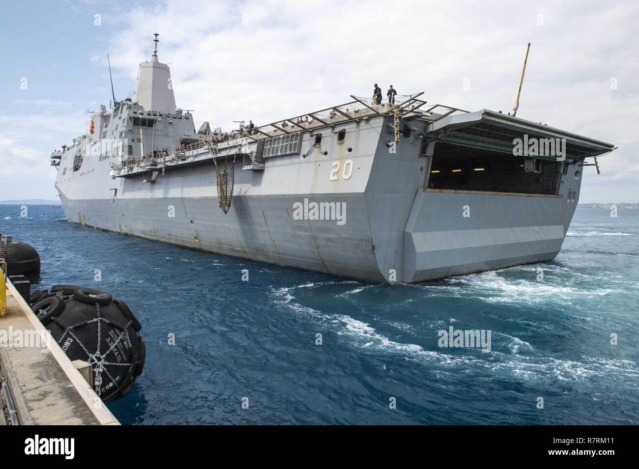 OKINAWA, Japan (5. April 2017) Die amphibious Transport dock USS Green Bay (LPD 20) bereitet die Pier Seite am weißen Strand von Okinawa, Japan zu verankern. Green Bay, Teil der Bonhomme Richard Expeditionary Strike Group, mit 31 Marine Expeditionary Unit begonnen, ist auf Patrouille, die in der Indo-Asia - Pazifik Region warfighting Bereitschaft und Haltung als ready-Response Force für jede Art der Kontingenz zu verbessern. Stockfoto