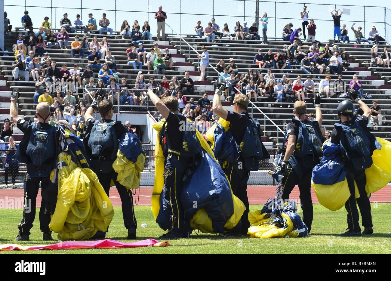 LONG BEACH, Fräulein (April 03, 2017) Die US-Marine Fallschirm Team, den Sprung Frösche, Wave, die Studenten von Long Beach High School nach einer Fallschirmspringen Demonstration, dass ein Teil der Marine Woche Gulfport / Biloxi war. Die marine Woche Programm dient als Auftraggeber übertreffen Bemühung der Marine in den Bereichen des Landes ohne eine bedeutende Marine Präsenz. Stockfoto