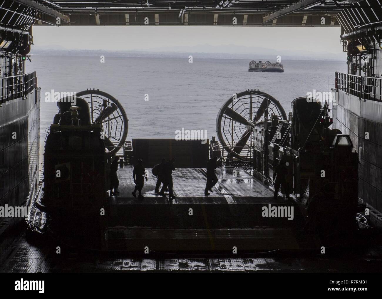 Pazifik-Sailors zugeordnet Angriff Craft Unit (ACU) 5 Vorbereitung für die Fahrzeuge der Marine Expeditionary Unit (MEU) 15 auf Landing Craft Air Cushion 44 angeschlossen und in der gut Deck von amphibious Transport Dock Schiff USS San Diego LPD (22), 26.04.3 laden. San Diego, als Teil der Amerika Amphibious Ready Gruppe und amphibische Squadron (PHIBRON) 3, ist die Teilnahme an PHIBRON-MEU Integration (PMINT) Übung, eine zweiwöchige Schulung Entwicklung zwischen 3. und 15. PHIBRON MEU, welche Züge Matrosen und Marines eine zusammenhängende Einheit zu werden und weitere Mission Bereitschaft in der Vorbereitung für ihre upco Stockfoto