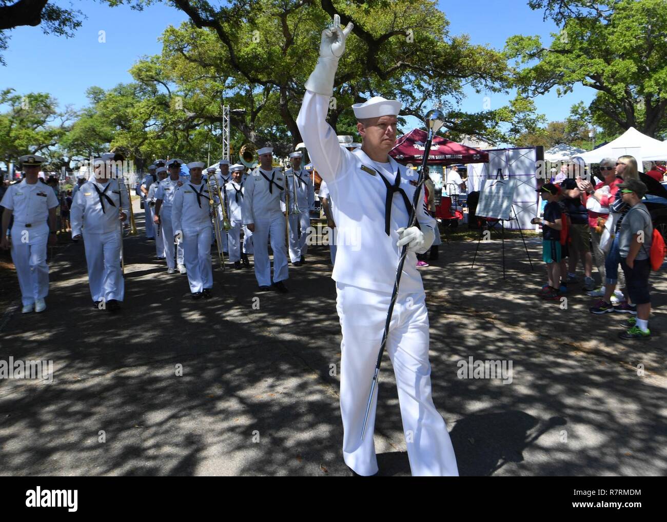 BILOXI, Fräulein (1. April 2017) Die US-Marine Südosten Marching Band nimmt an den Mississippi Bicentennial und Marine Woche Feier Parade an der hundertjährigen Plaza in Gulfport, Mississippi. Stockfoto