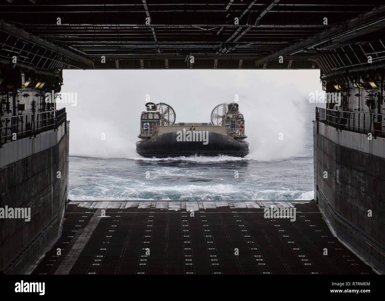 Pazifik - Landing Craft Air Cushion 44, zum Angriff Craft Unit (ACU) 5, bereitet sich auf das Deck der Amphibious Transport Dock Schiff USS San Diego LPD (22) Während die Amphibischen Squadron (PHIBRON) Marine Expeditionary Unit (MEU) Integration (PMINT) Übung, Apr.3 eingeben. PMINT ist zwei Wochen Training evolution zwischen dem Amerika Amphibious Ready Gruppe und dem 15 MEU, welche Züge Matrosen und Marines eine zusammenhängende Einheit zu werden und weitere Mission Bereitschaft zur Vorbereitung auf ihren bevorstehenden Einsatz. Stockfoto