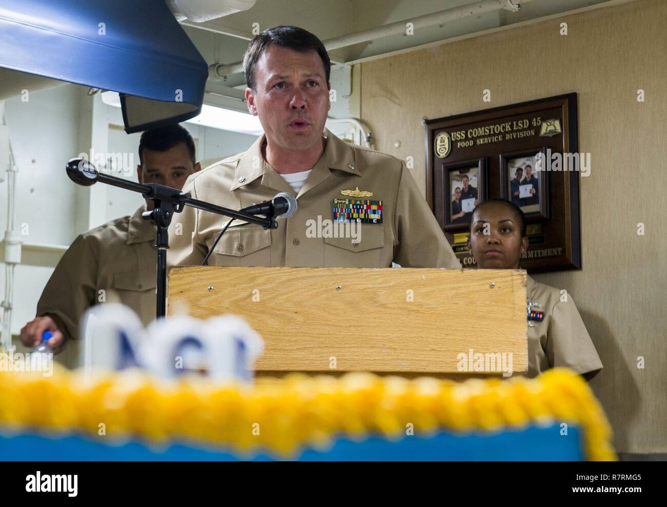 Indischer Ozean (1. April 2017) Cmdr. Bradley Coletti, kommandierender Offizier der Amphibischen dock Landung Schiff USS Comstock (LSD 45), spricht während der Chief Petty Officer 124. Geburtstag. Comstock, Teil der Makin Island amphibischen bereit, mit der begonnen 11 Marine Expeditionary Unit, arbeitet in der Indo-Asia-pazifischen Region amphibische Fähigkeit mit regionalen Partnern zu verbessern und als gebrauchsfertige Response Force für jede Art der Kontingenz zu dienen. Stockfoto