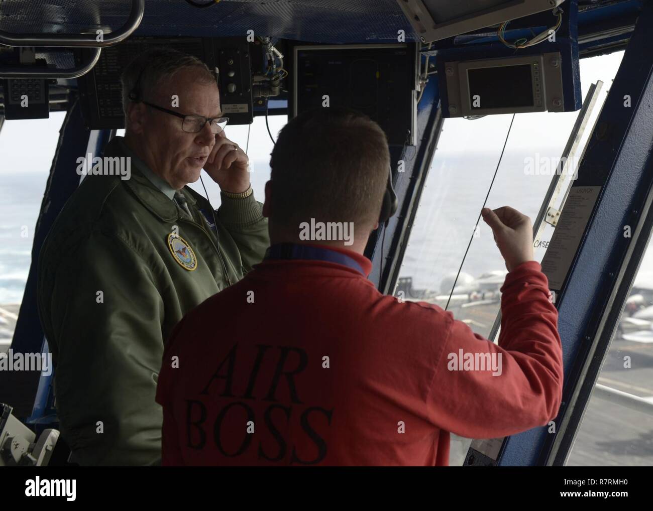 Pazifik (4. April 2017) stellvertretender Verteidigungsminister Robert Arbeit stellt Flugbetrieb an Bord der Flugzeugträger USS Nimitz (CVN 68). Der Nimitz wird derzeit die Durchführung von Composite Trainingsgerät Übung (COMPTUEX) mit der nimitz Carrier Strike Group in Vorbereitung für eine bevorstehende Bereitstellung. COMPTUEX tests Mission - eine Carrier strike group Bereitschaft und Fähigkeit als eine integrierte Einheit durch simulierte Szenarien durchführen. Stockfoto