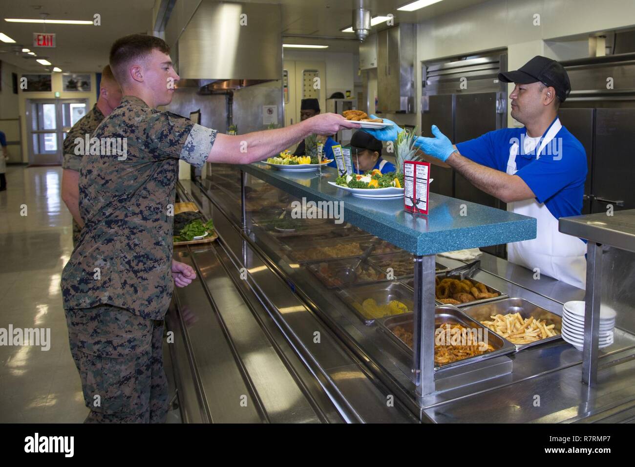 Miyazato Yasuki Ein Koch Mit Food Services Hande Ein Marine Chow Auf Messe 4417 Gehoren Auf