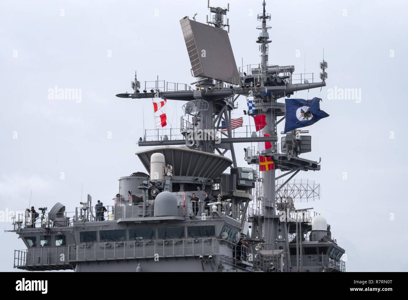 Weißer Strand, Okinawa (6. April 2017) Die Amphibious Assault ship USS BONHOMME RICHARD (LHD 6) seine Farben fliegen, die Revolutionäre Gator, wie sie in der Weißen Strand Marinestützpunkt für eine 31 Marine Expeditionary Unit offload ankommt. Bonhomme Richard, dem Flaggschiff der Bonhomme Richard amphibischen bereit, Gruppe, ist auf eine Patrouille, die in der Indo-Asia - Pazifik Region warfighting Bereitschaft und Haltung als ready-Response Force für jede Art der Kontingenz zu verbessern. Stockfoto