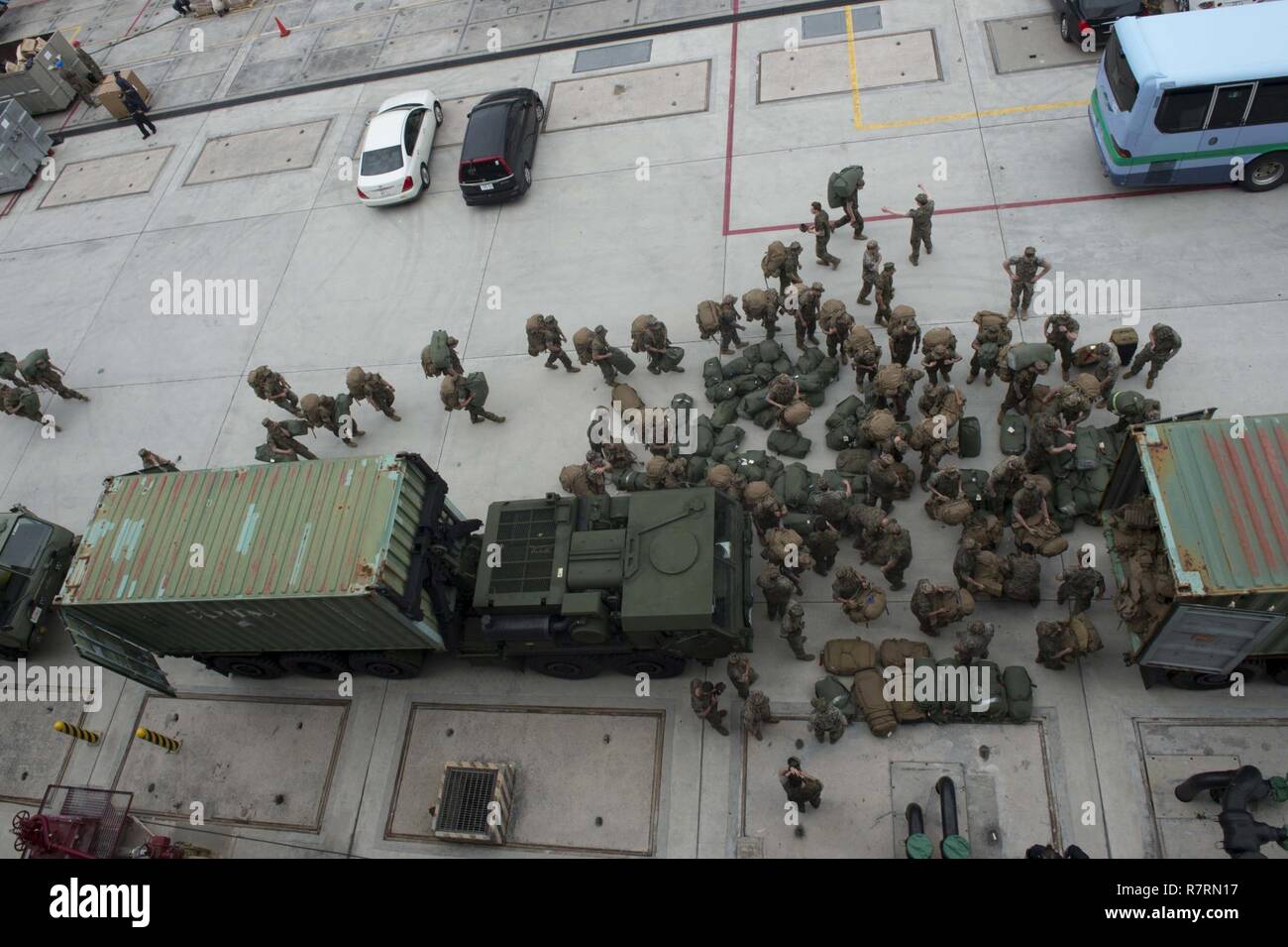 Weißer Strand, Okinawa (6. April 2017) Marines, zugeordnet zu den 31 Marine Expeditionary Unit (MEU), last Gang in ein logistisches System des Fahrzeugs Ersatz (LVSR) während einer Offload von der Amphibisches Schiff USS BONHOMME RICHARD (LHD6). Bonhomme Richard, dem Flaggschiff der Bonhomme Richard Amphibious Ready Gruppe auf eine Patrouille, die in der Indo-Asia - Pazifik Region warfighting Bereitschaft und Haltung als ready-Response Force für jede Art der Kontingenz zu verbessern. Stockfoto