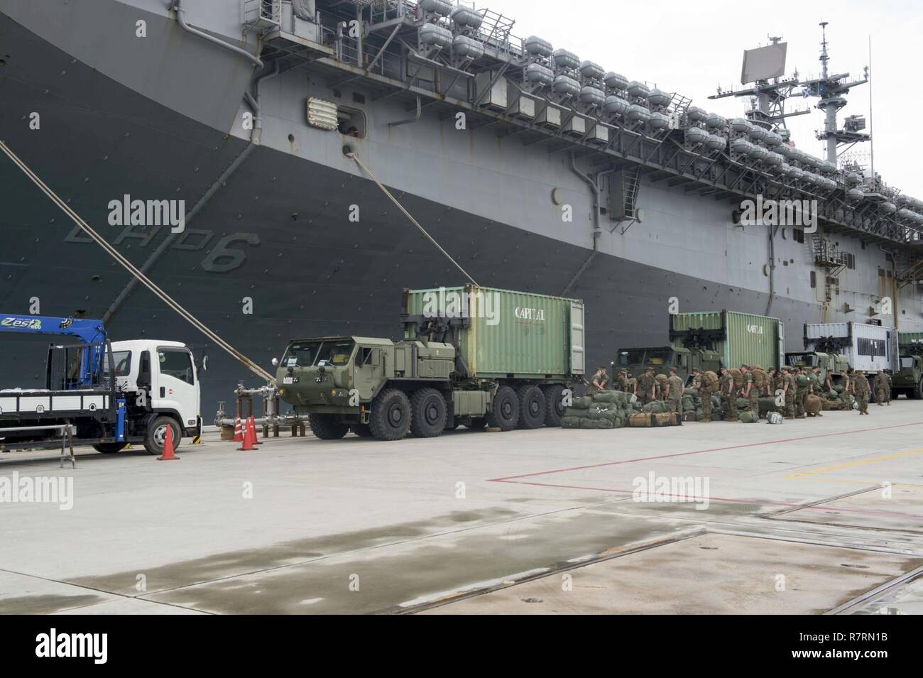 Weißer Strand, Okinawa (6. April 2017) Marines, zugeordnet zu den 31 Marine Expeditionary Unit (MEU), last Gang in ein logistisches System des Fahrzeugs Ersatz (LVSR) während einer Offload von der Amphibisches Schiff USS BONHOMME RICHARD (LHD6). Bonhomme Richard, dem Flaggschiff der Bonhomme Richard Amphibious Ready Gruppe auf eine Patrouille, die in der Indo-Asia - Pazifik Region warfighting Bereitschaft und Haltung als ready-Response Force für jede Art der Kontingenz zu verbessern. Stockfoto