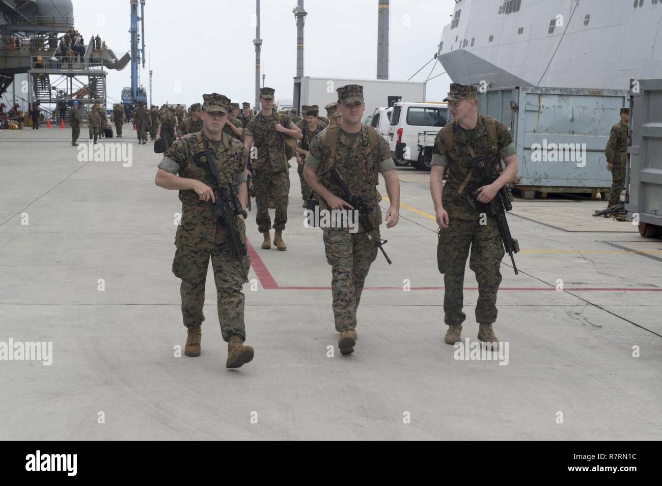 Weißer Strand, Okinawa (6. April 2017) Marines, zugeordnet zu den 31 Marine Expeditionary Unit (MEU), steigen die Amphibious Assault ship USS BONHOMME RICHARD (LHD6) während pierside am weißen Strand Marinestützpunkt. Bonhomme Richard, dem Flaggschiff der Bonhomme Richard Amphibious Ready Gruppe auf eine Patrouille, die in der Indo-Asia - Pazifik Region warfighting Bereitschaft und Haltung als ready-Response Force für jede Art der Kontingenz zu verbessern. Stockfoto