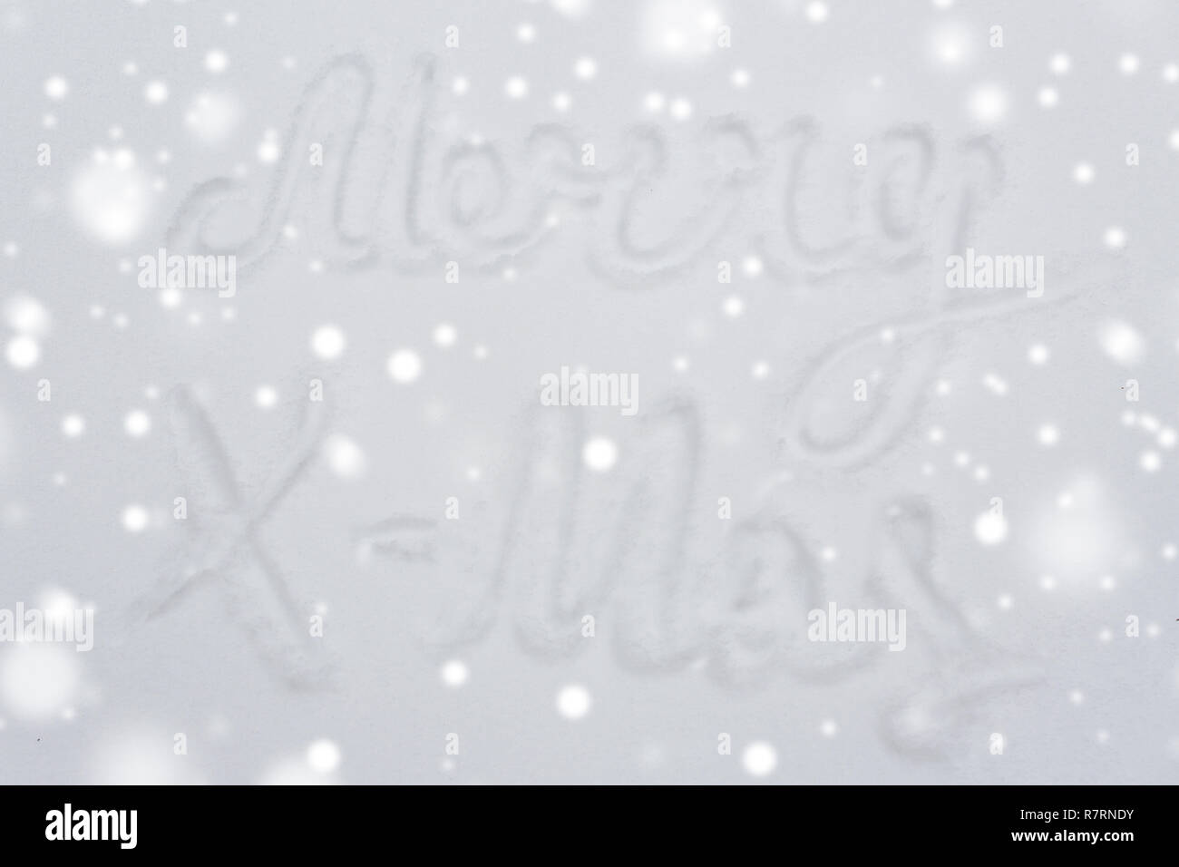 Frohe Weihnachten Worte zur Schneeoberfläche Stockfoto
