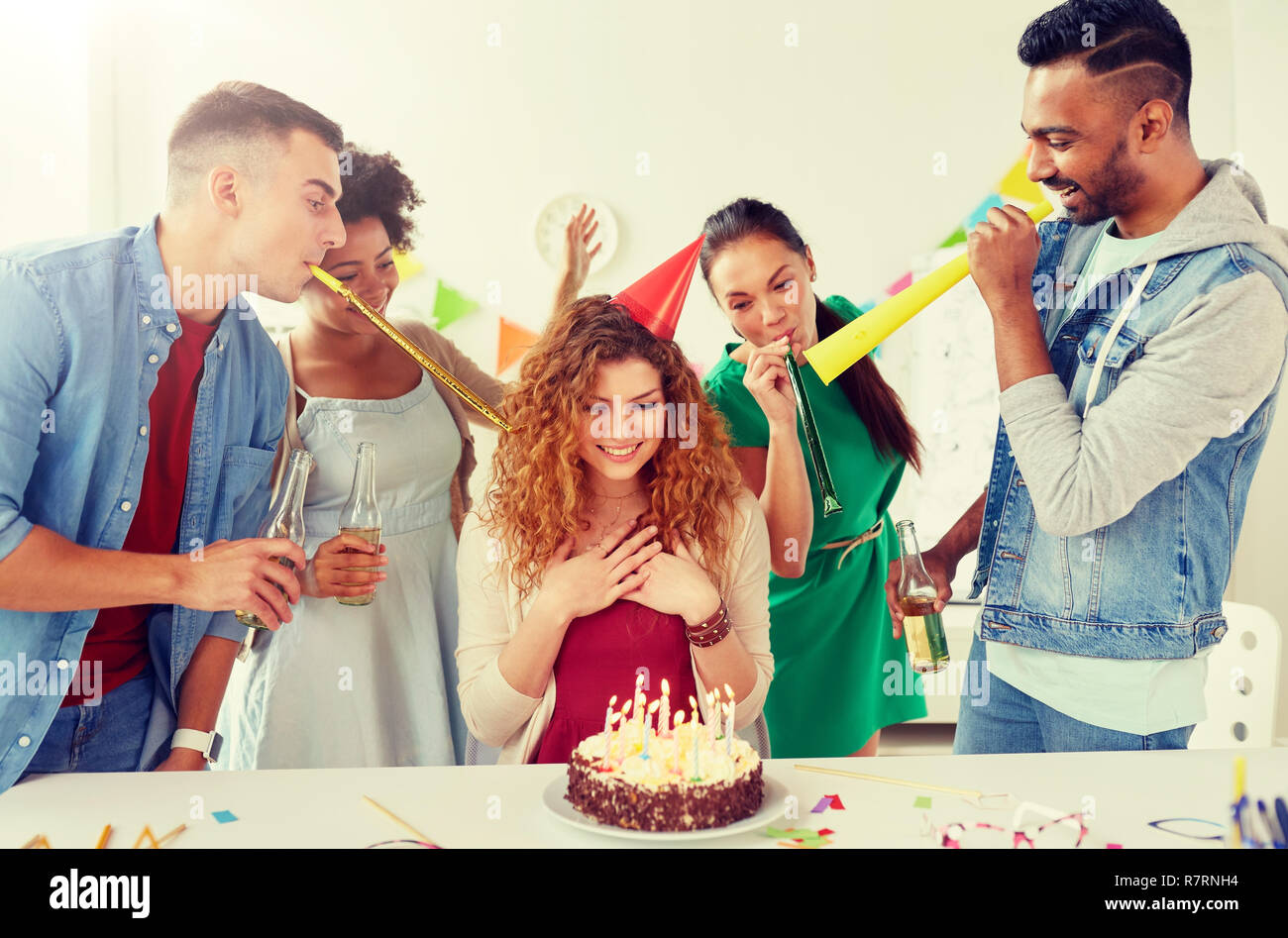 Glückliche Mitarbeiter mit Kuchen im Büro Geburtstag party Stockfoto