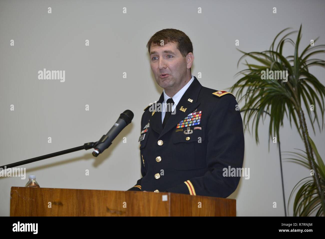 Oberstleutnant Stephen Murphy, US-Armee Korps der Ingenieure Nashville District Commander, spricht über das Service von Mike Wilson, Nashville Bezirk Deputy District Ingenieur für Projektmanagement, während seinen Ruhestand Feierstunde im bezirk Sitz in Nashville, Tennessee, 31. März 2017. (USACE Stockfoto